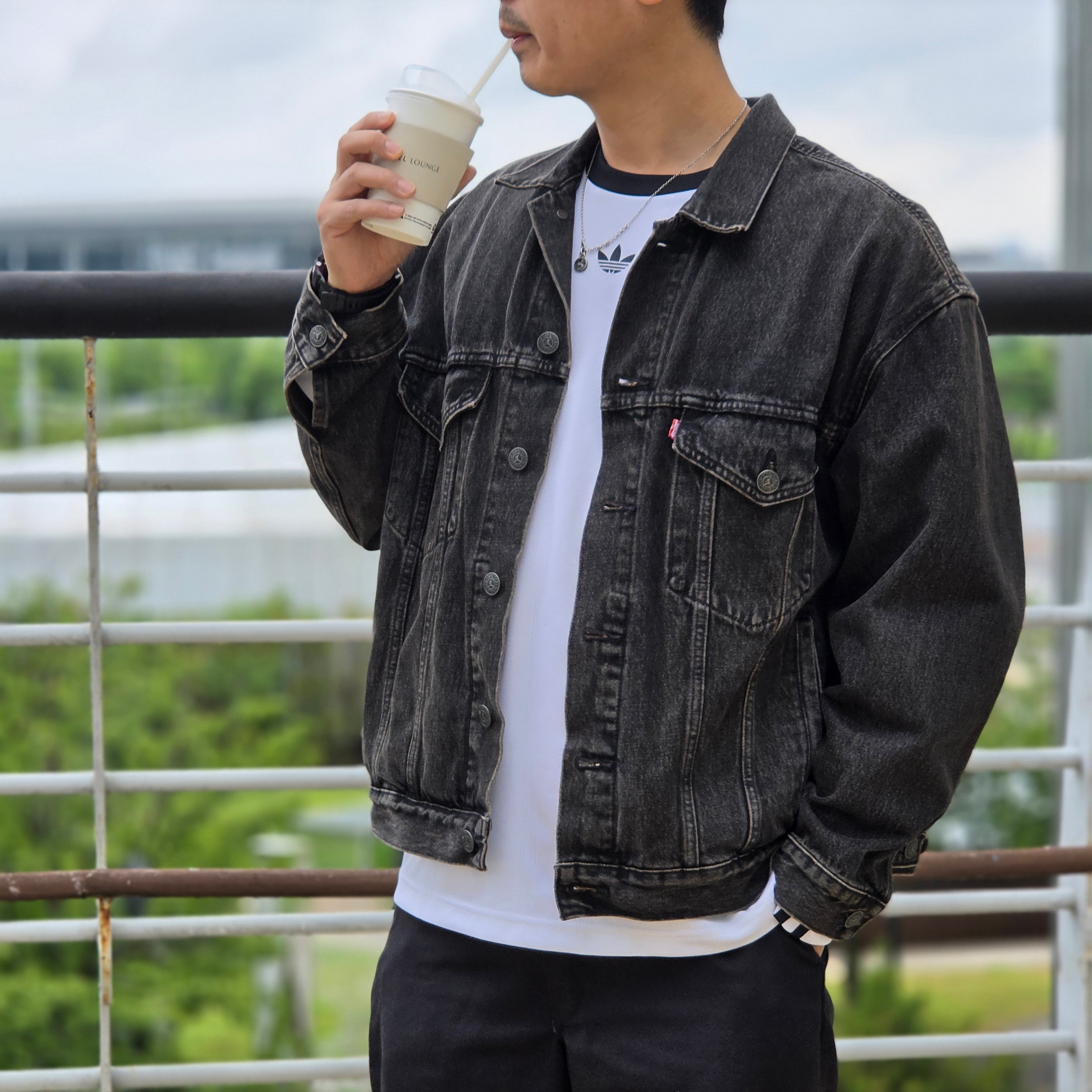 Levi's x Jordan Type III Trucker Black, Dickies Loose Fit 13 Inch Flat Front Work Shorts Black 착용 스타일 - 3