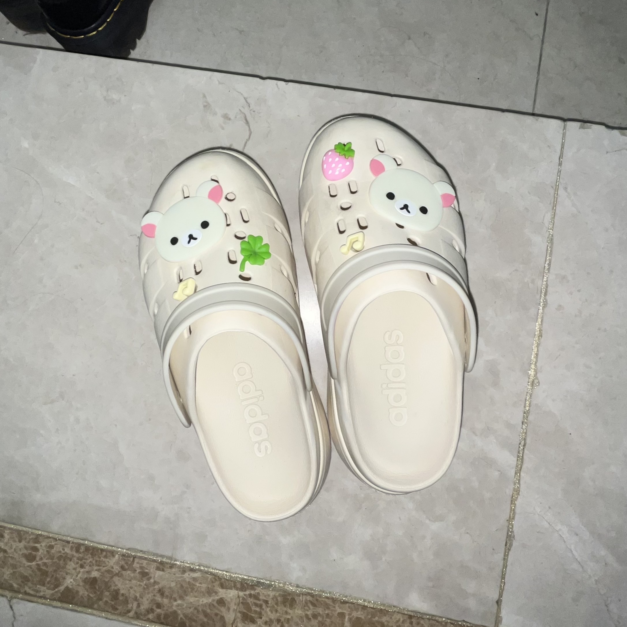 (W) Adidas Adilette Platform Clog Wonder White 착용 스타일