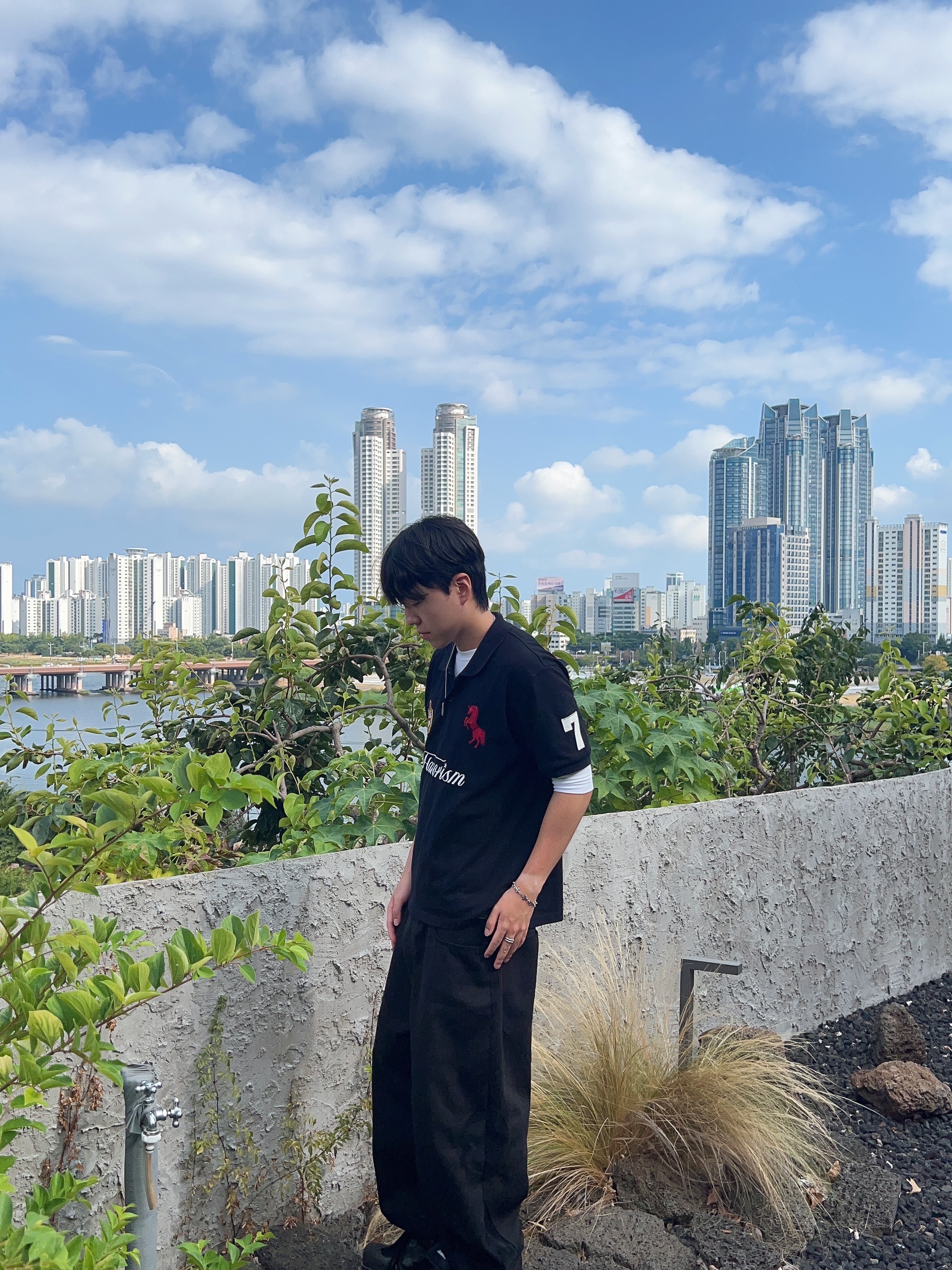 Flavorism Red Horse Pique Shirt Black 착용 스타일 - 2