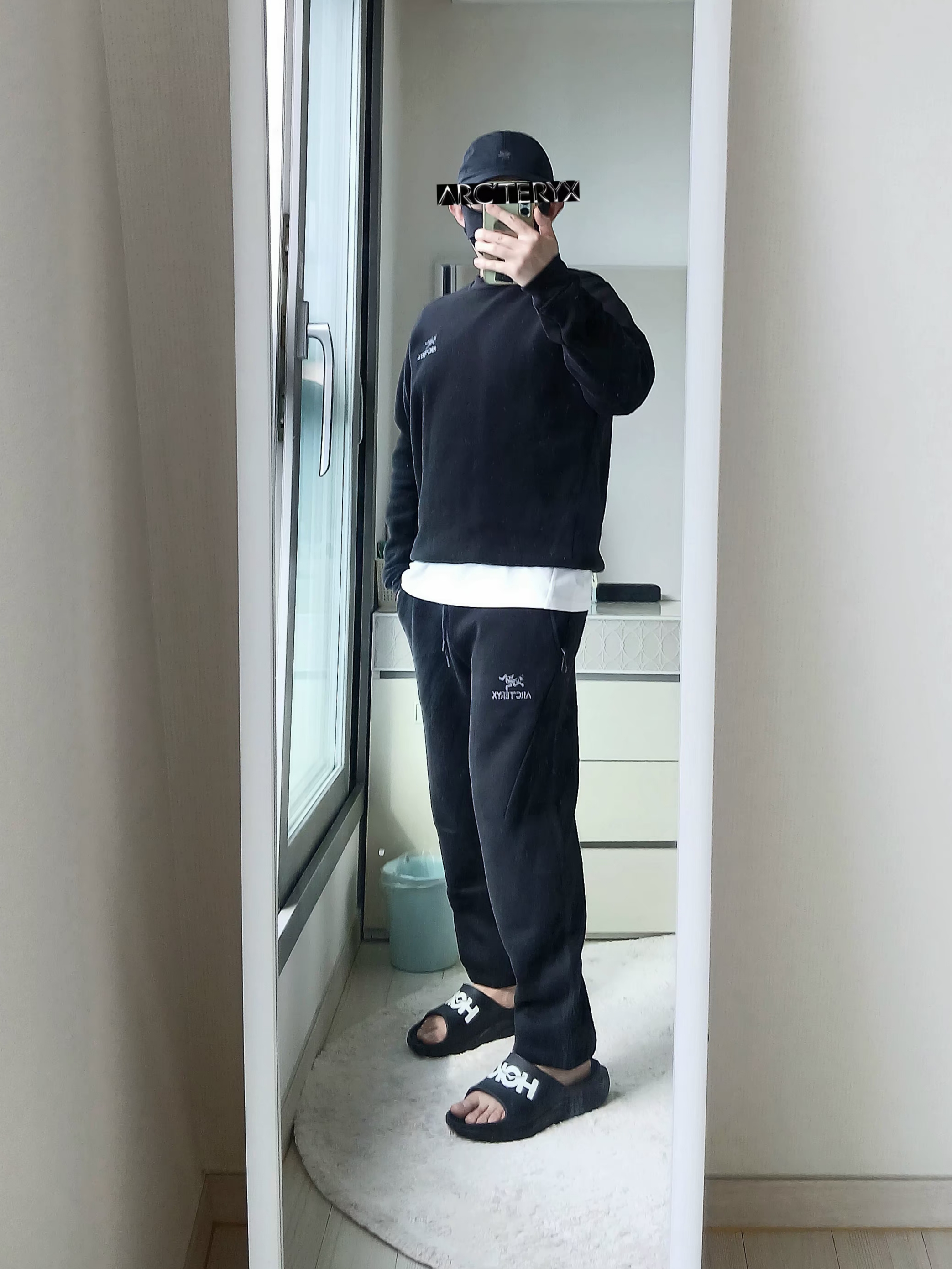 Arc'teryx Emblem Fleece Crew Neck Pullover Black, Arc'teryx Emblem Fleece Jogger Pants Black 착용 스타일 - 8