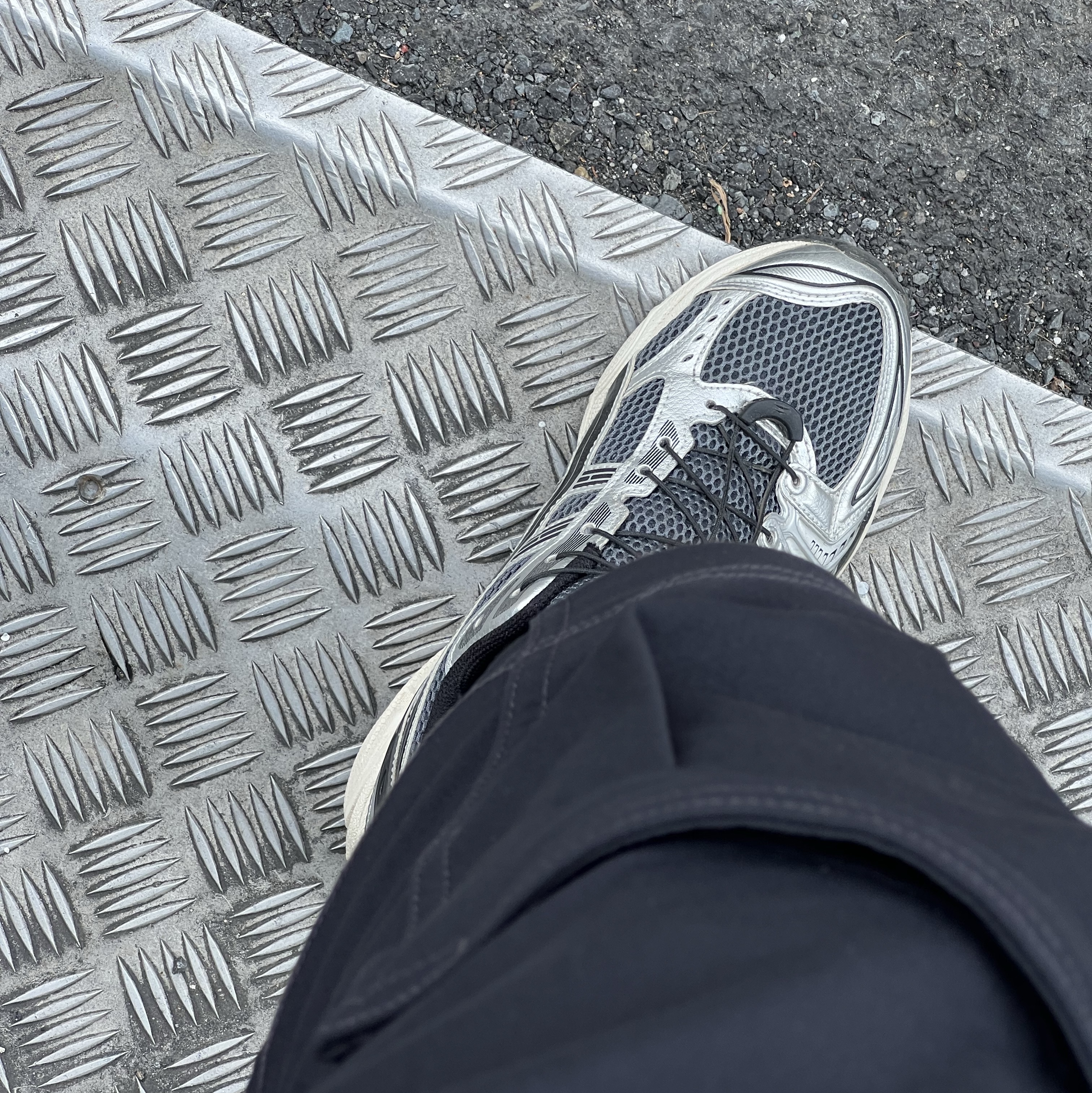 Asics Unlimited Gel-Kayano 14 Carrier Grey Black, Nike ACG Smith Summit Cargo Pants Black - Asia 착용 스타일 - 2