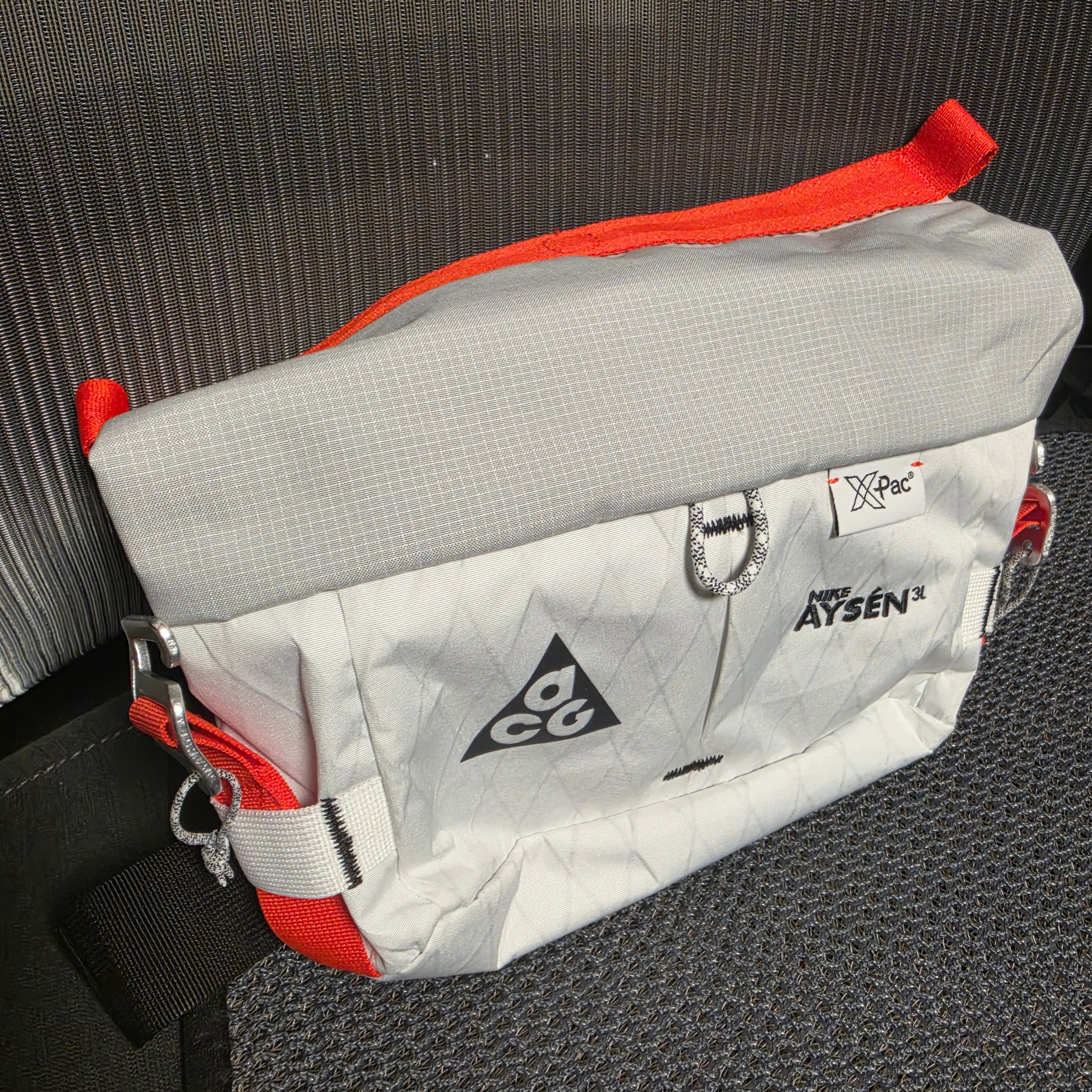Nike ACG Aisen Penny Pack 3L White Photon Dust 착용 스타일