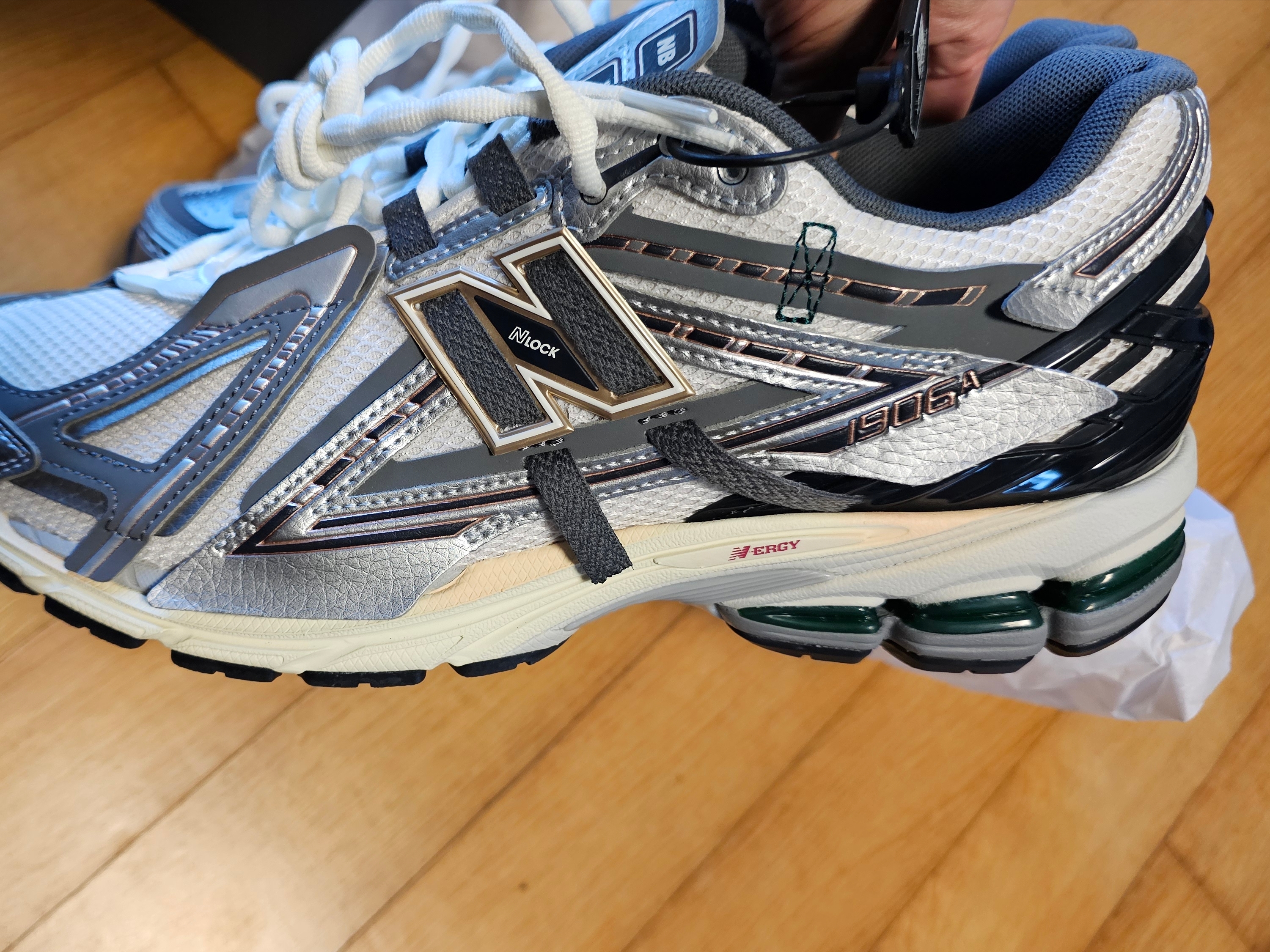 New Balance 1906A Silver Metallic Castlerock 착용 스타일
