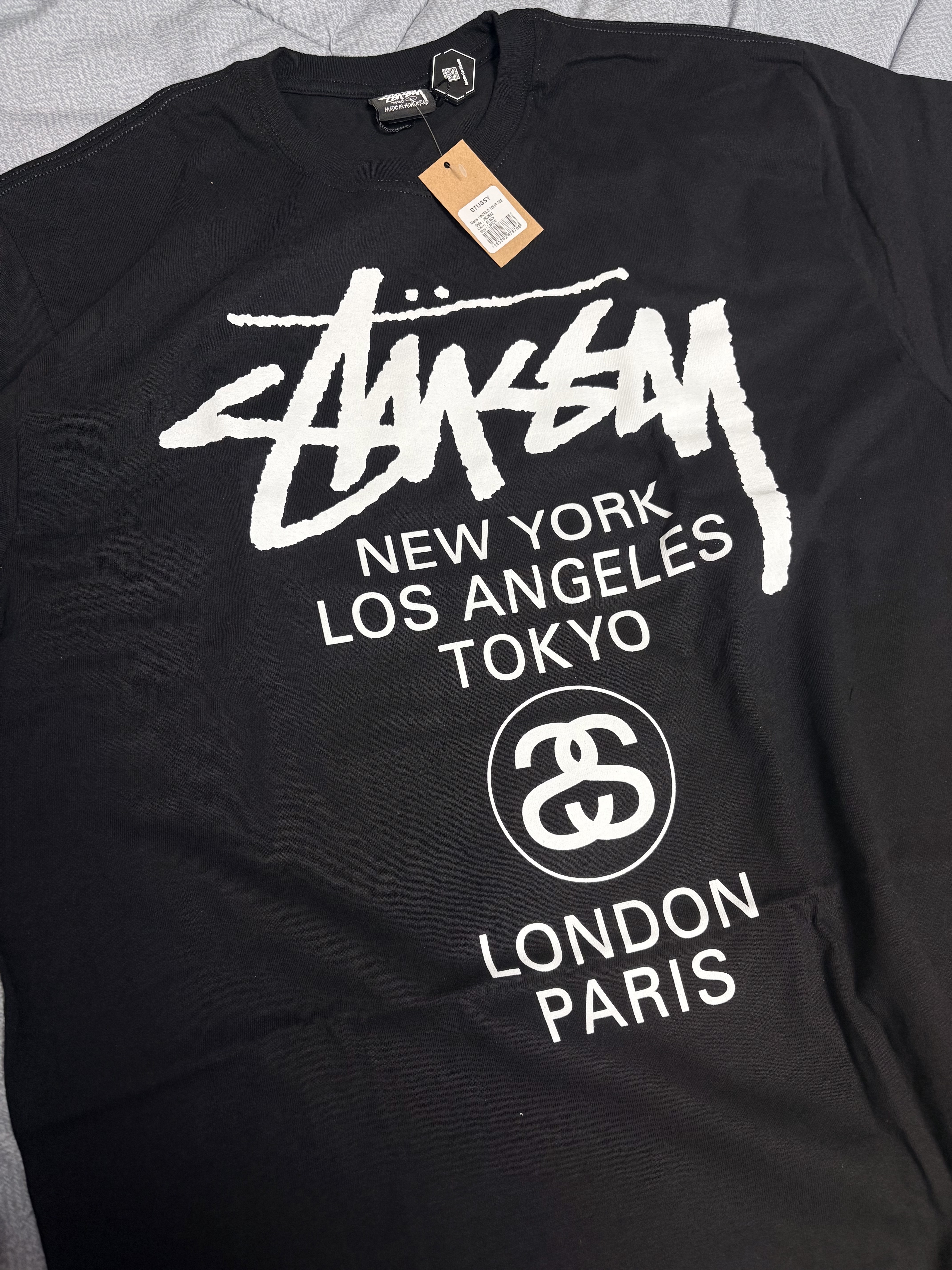 Stussy World Tour T-Shirt White, Stussy World Tour T-Shirt Black 착용 스타일 - 2