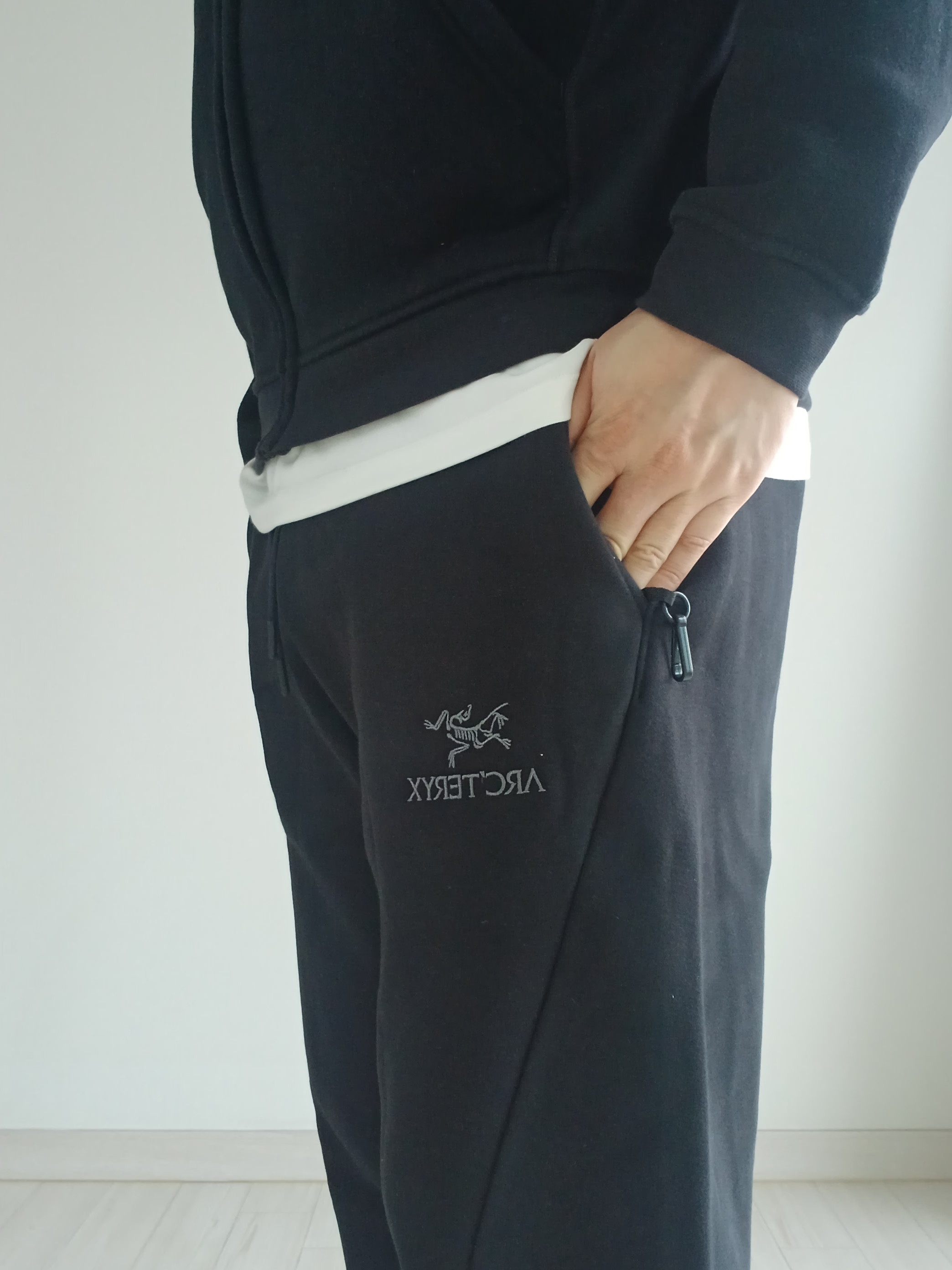 Arc'teryx Emblem Fleece Full-Zip Hoody Black, Arc'teryx Emblem Fleece Jogger Pants Black 착용 스타일 - 3