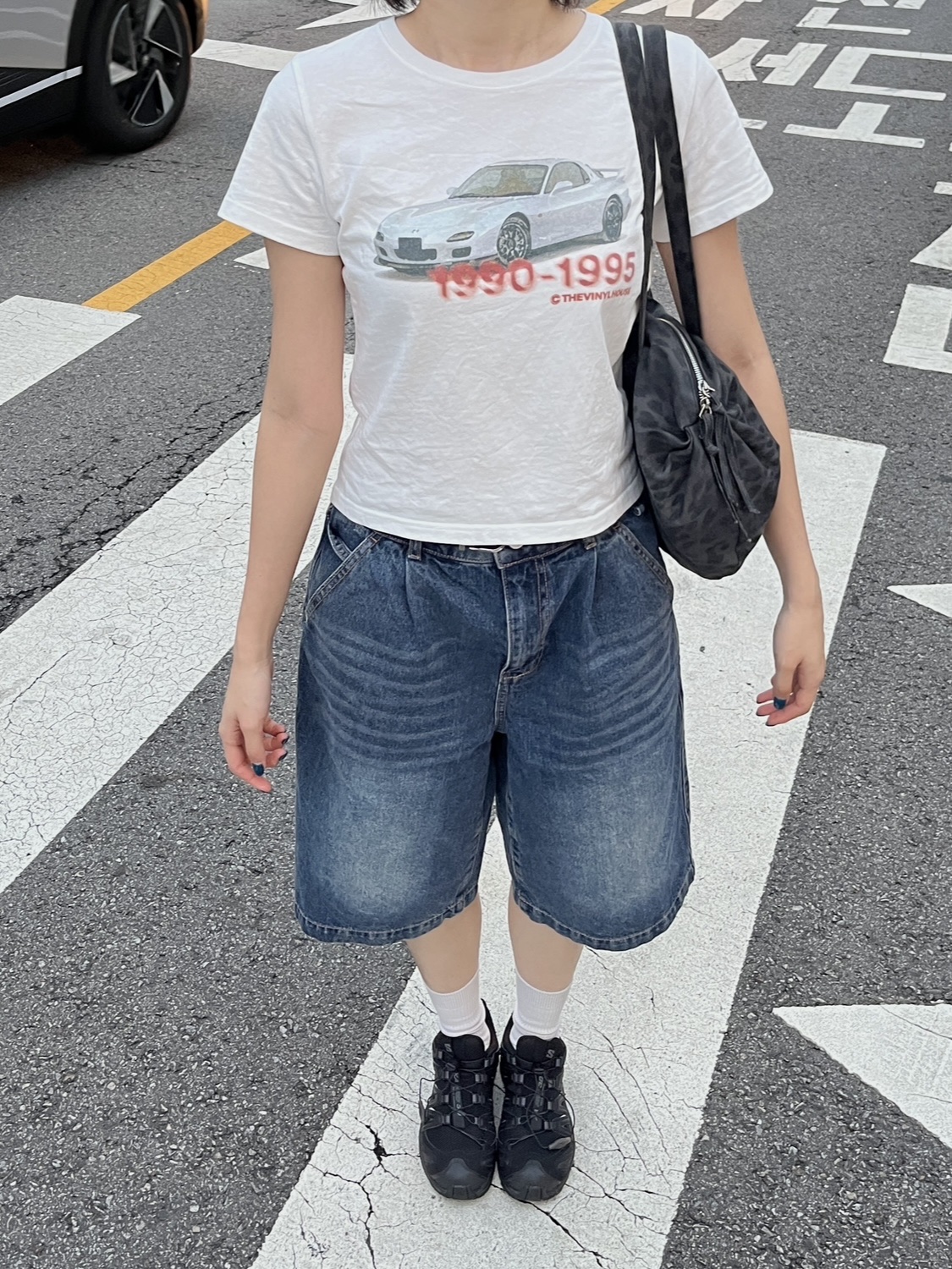 Thevinylhouse Old Car T-Shirt White 착용 스타일 - 4