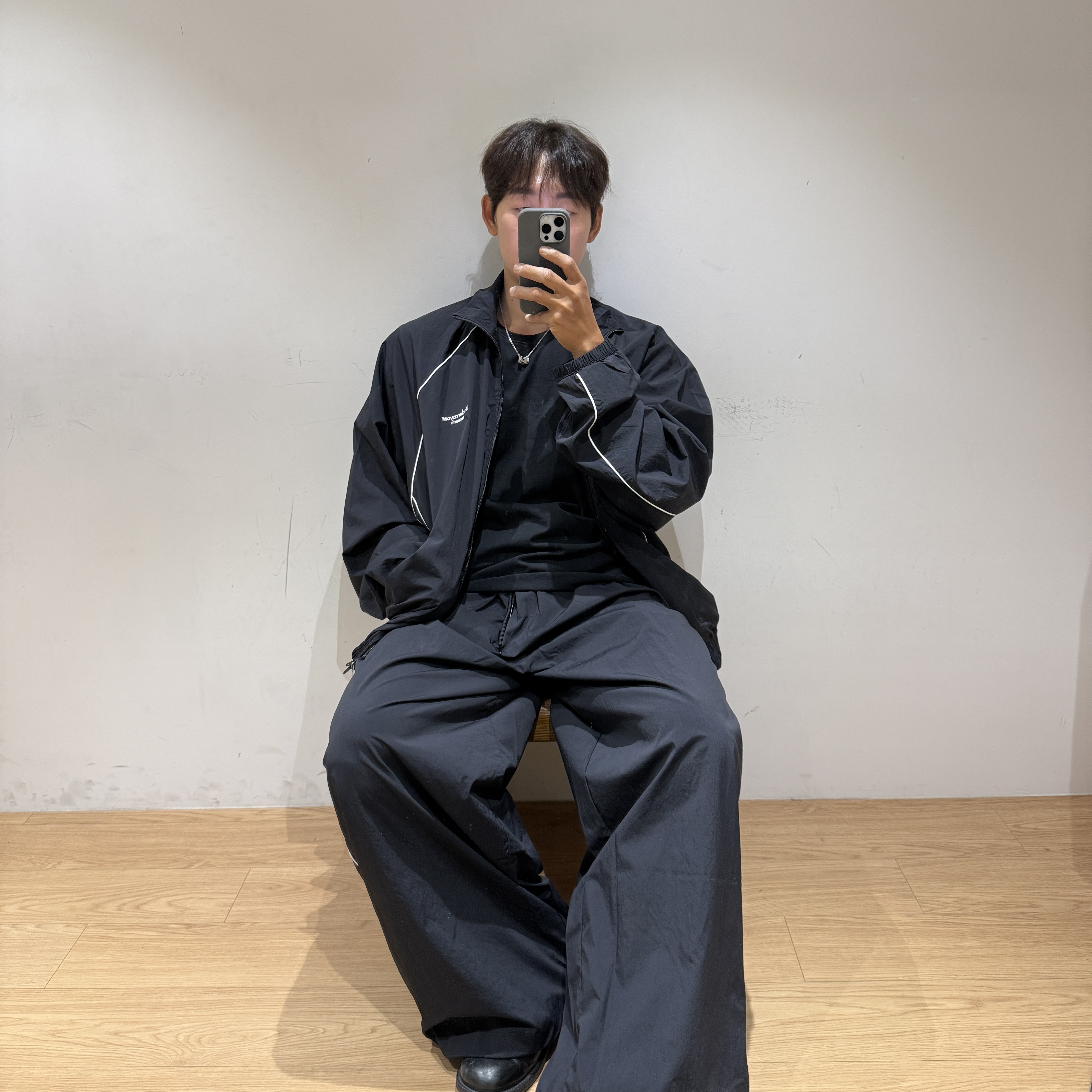 Undermycar Mu.126 Original Logo Piping Line Nylon Pants Black, Undermycar MU.132 Original Logo Piping Line Track Jacket Black 착용 스타일 - 1