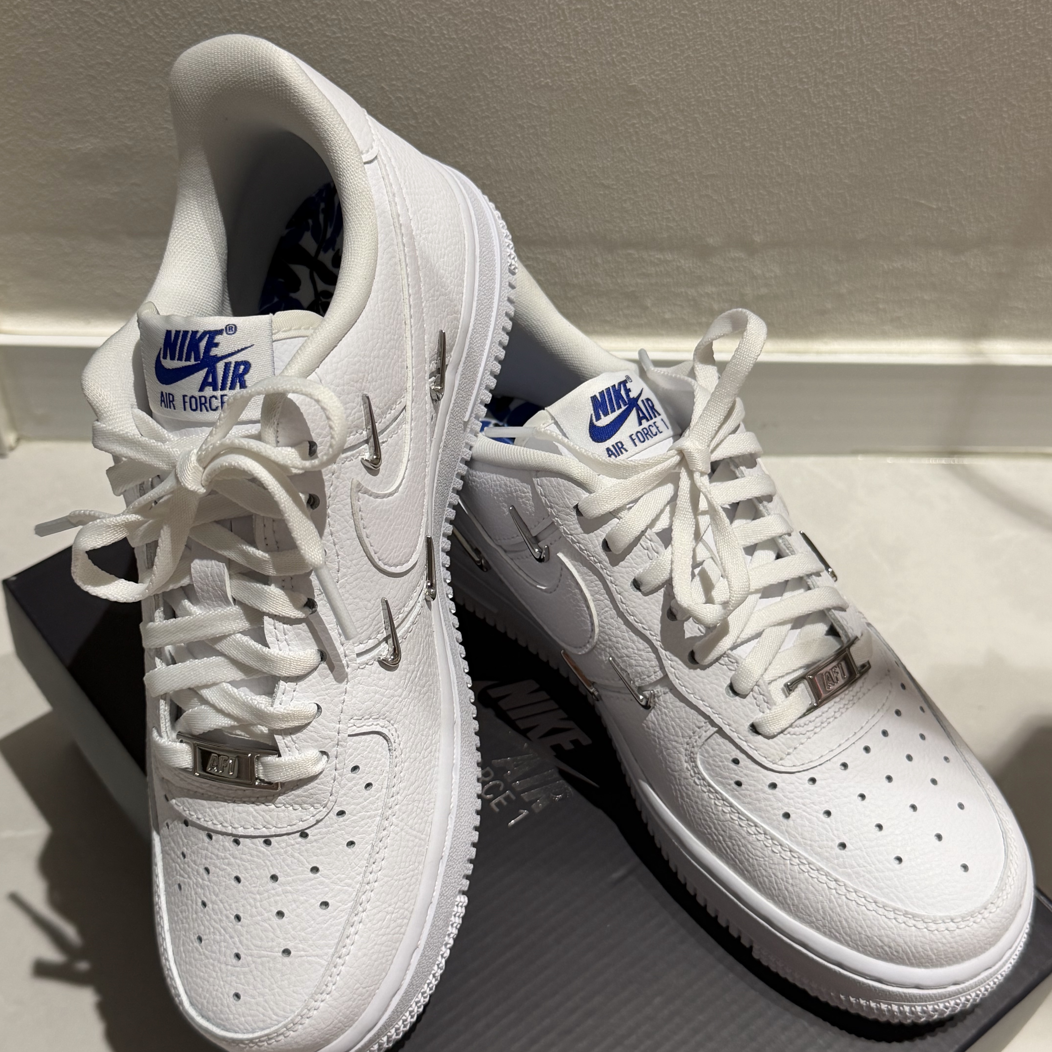 (W) Nike Air Force 1 Low '07 LX Chrome Luxe 착용 스타일 - 3