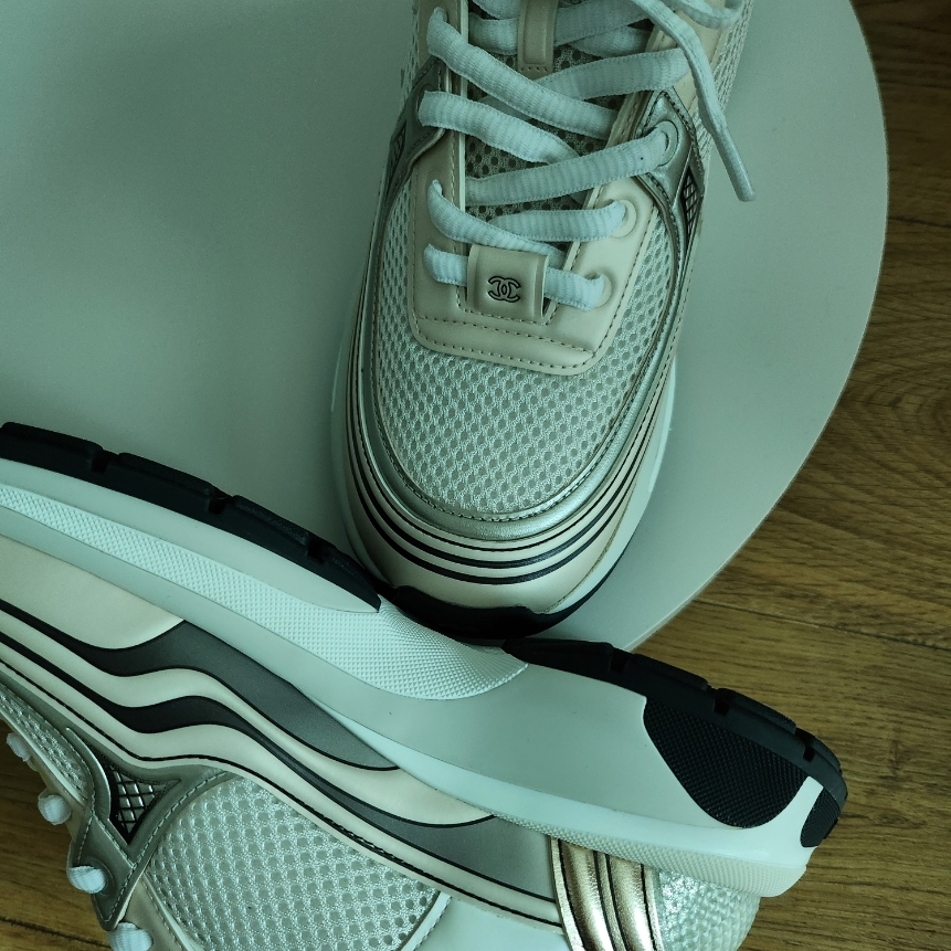 (W) Chanel Sneakers Fabric Laminated & Ivory White Silver 착용 스타일 - 2