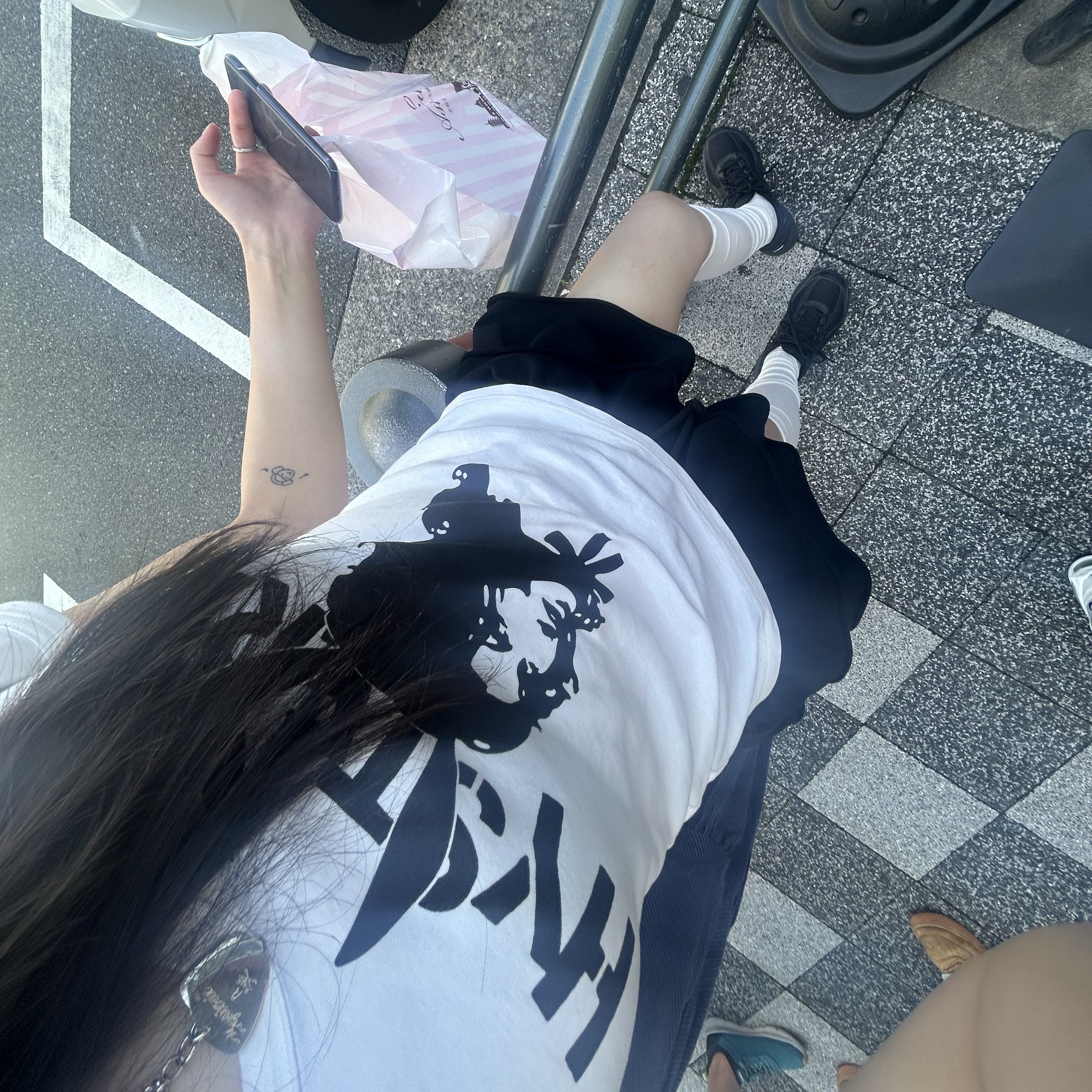 Safarispot Stickerpack Tee Pink, Asics Jog 100 S Black - 2E Wide 착용 스타일 - 5