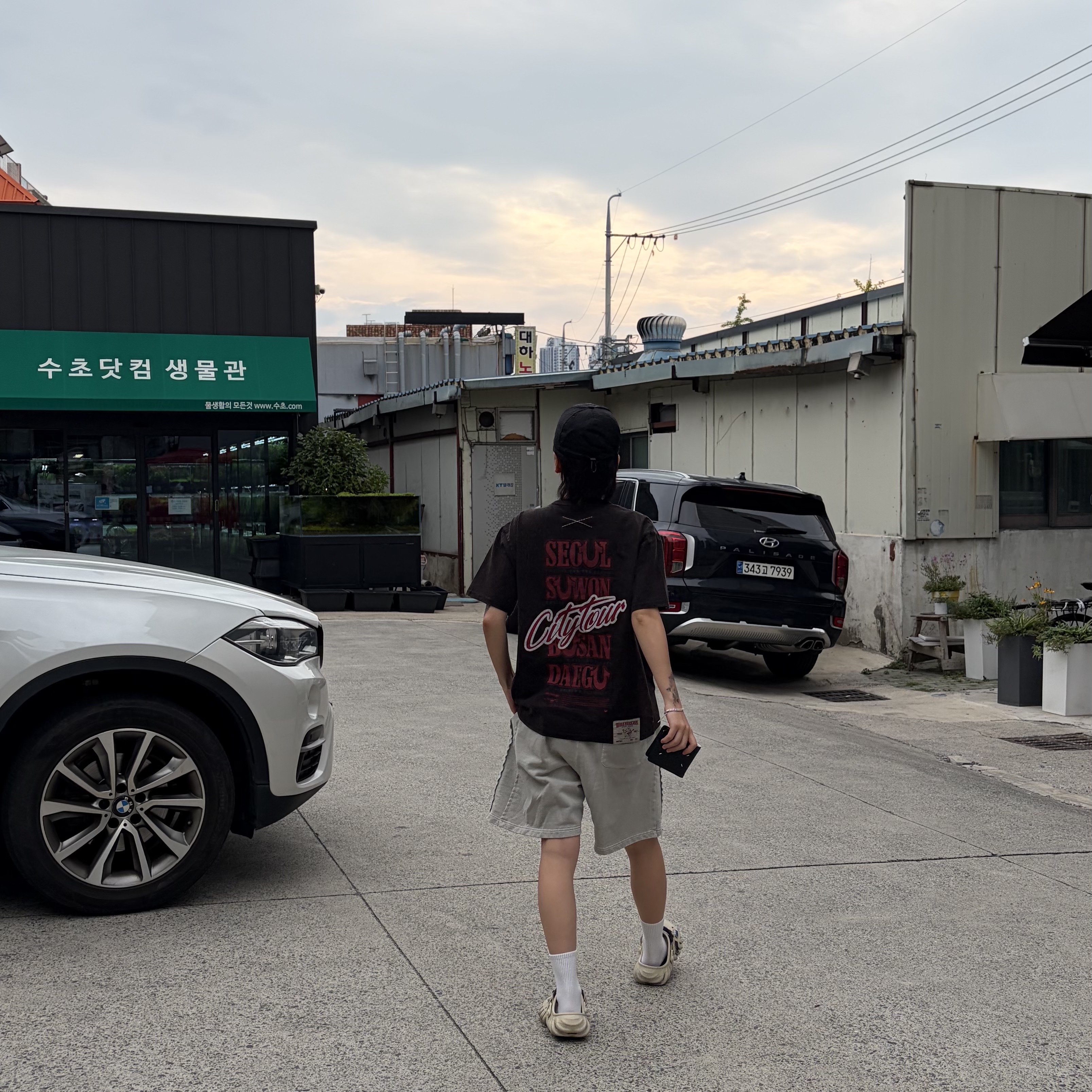 True Religion TR World Tour T-Shirt Black, Stone Island 9100011 Nylon Metal in Econyl Baseball Cap with Drawcord Compass Embroidery Black 착용 스타일 - 1