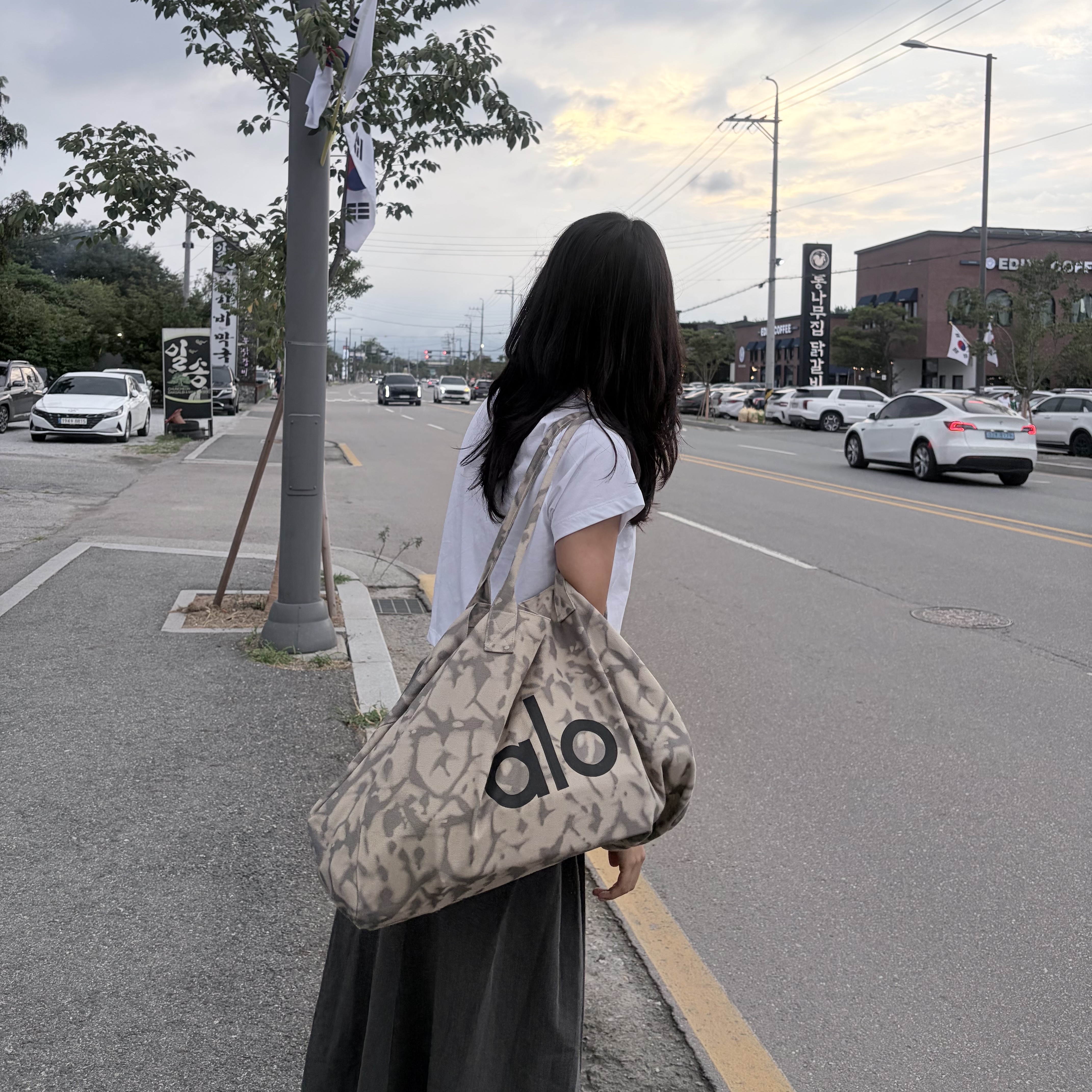 Alo Yoga Iconic Shopper Tote Bag Grey Tiedye 착용 스타일 - 2