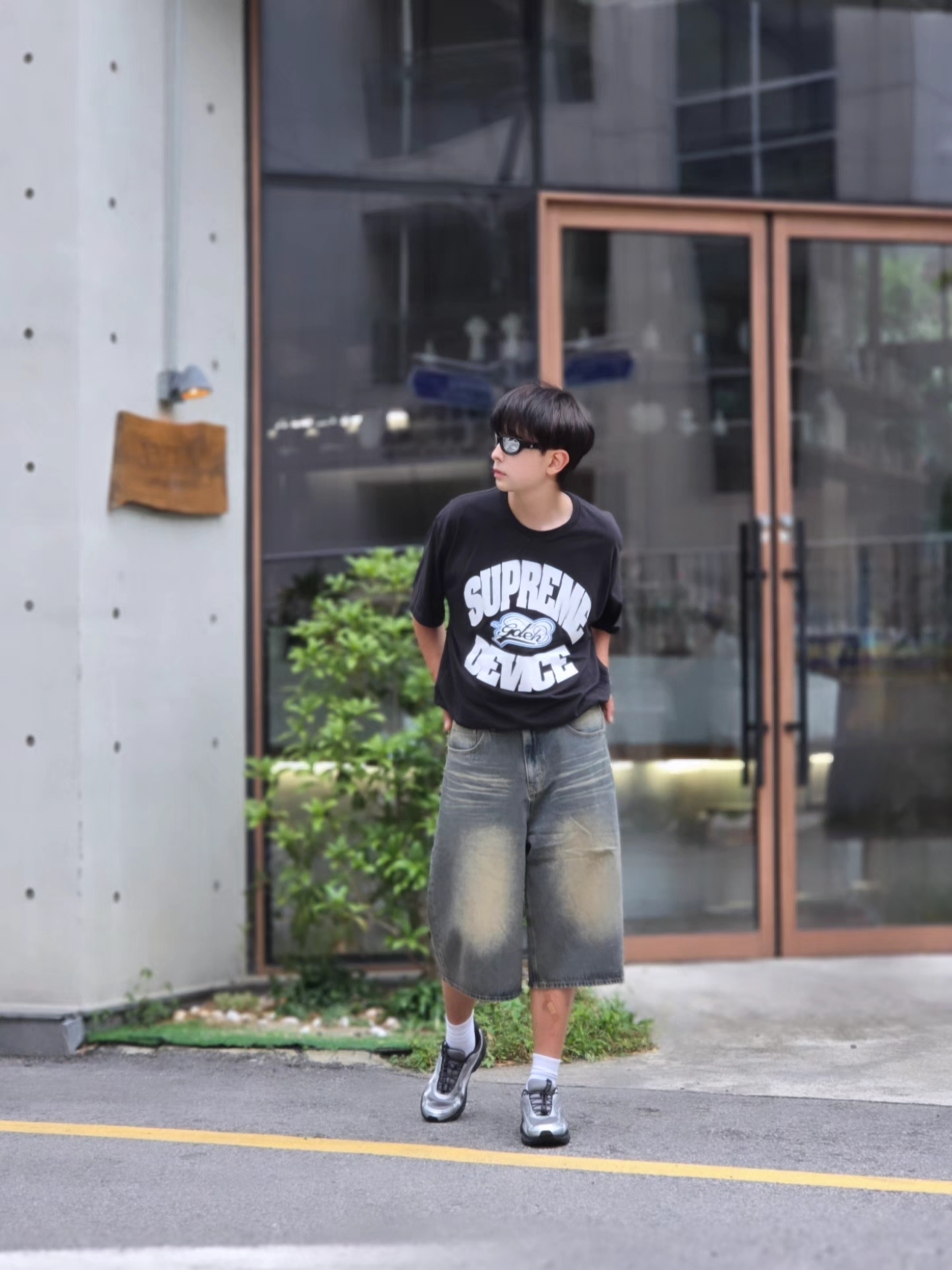 Supreme x GOODENOUGH Device T-Shirt Black - 25SS, Fila Pantera 99/25 Black Silver 착용 스타일 - 3
