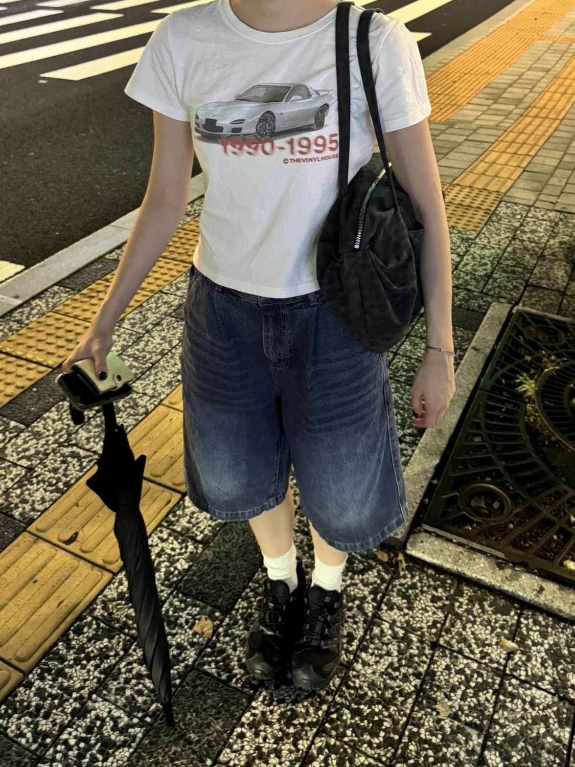 Thevinylhouse Old Car T-Shirt White 착용 스타일 - 6