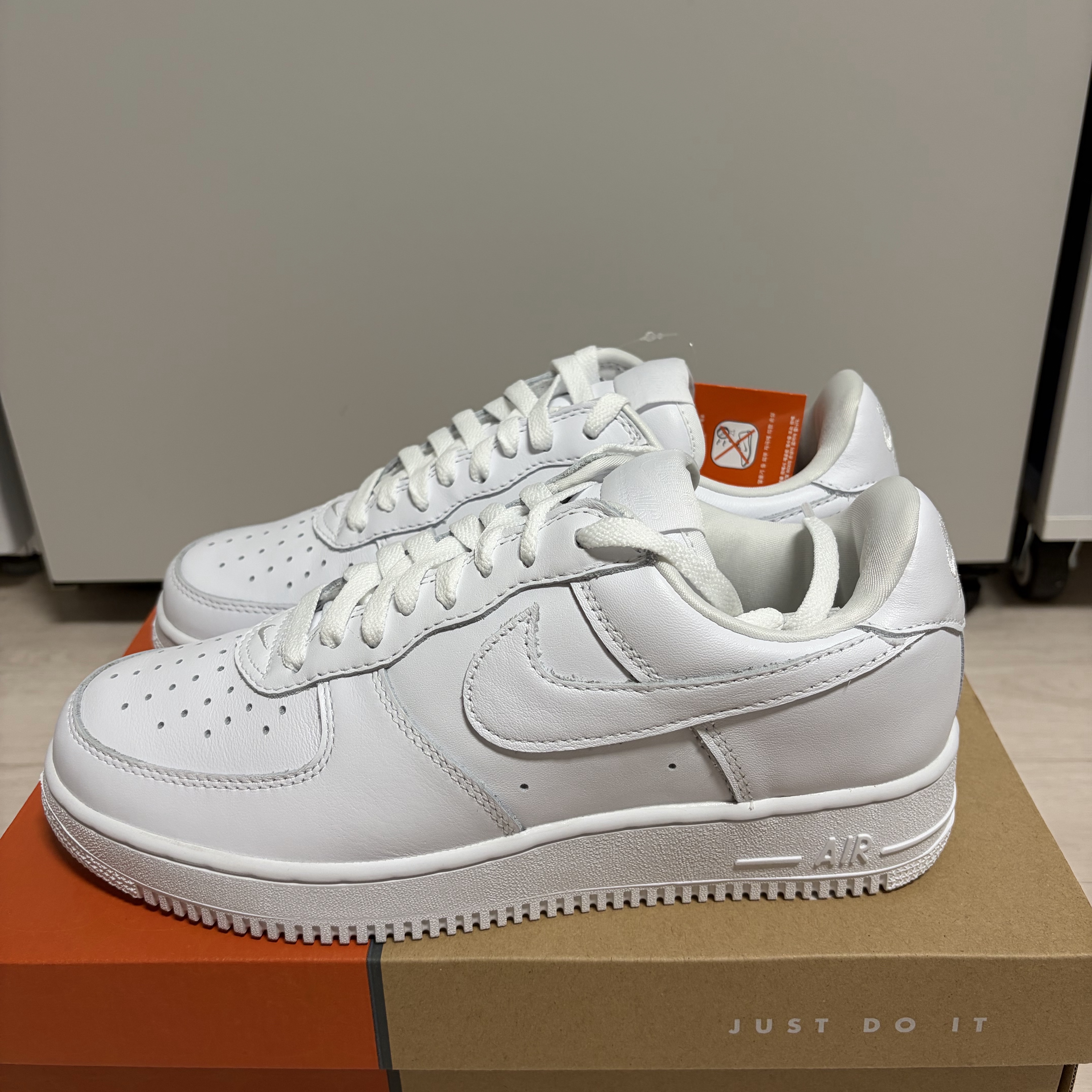 Nike Air Force 1 Low '01 White White 착용 스타일 - 1