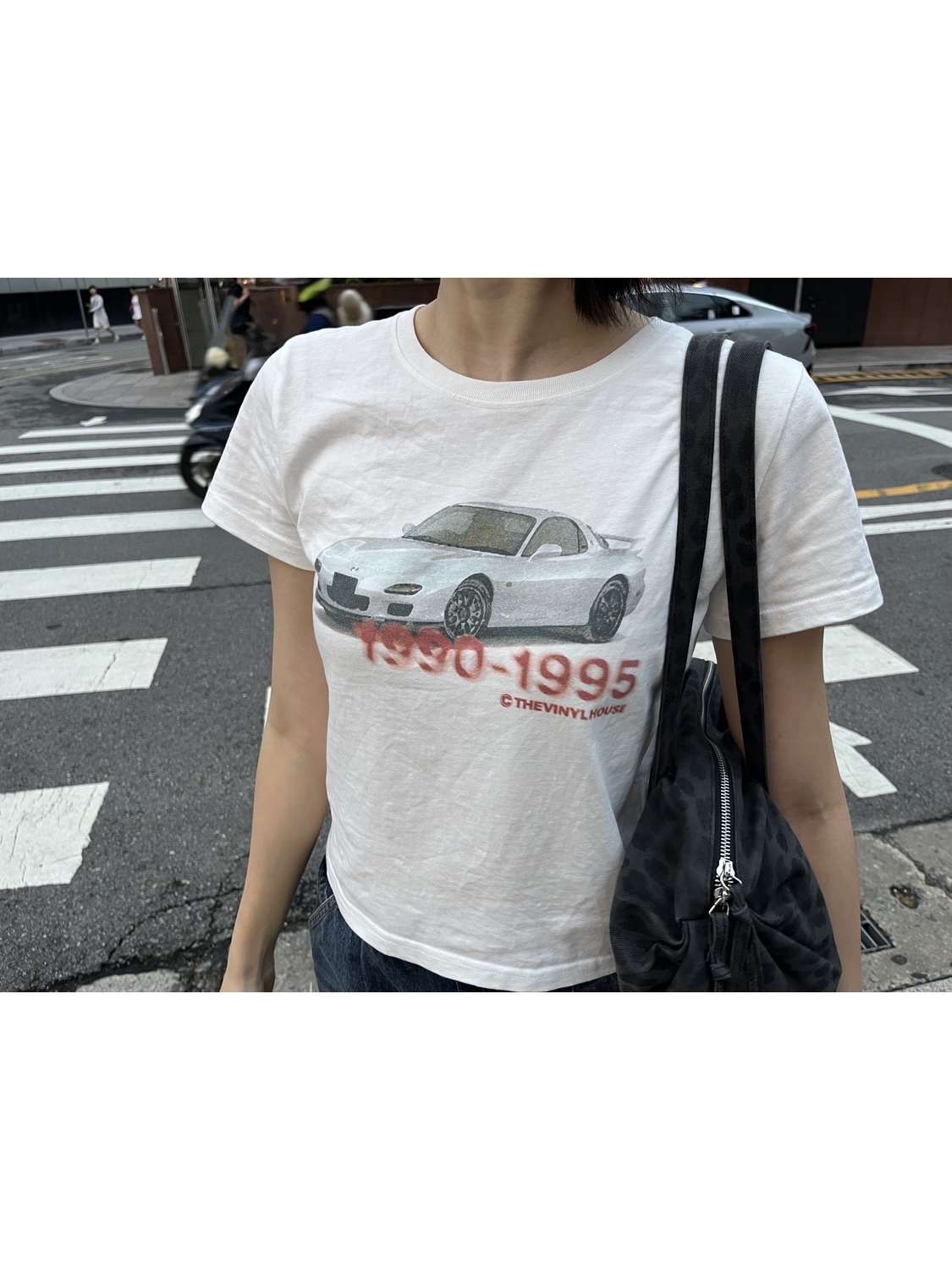 Thevinylhouse Old Car T-Shirt White 착용 스타일 - 1