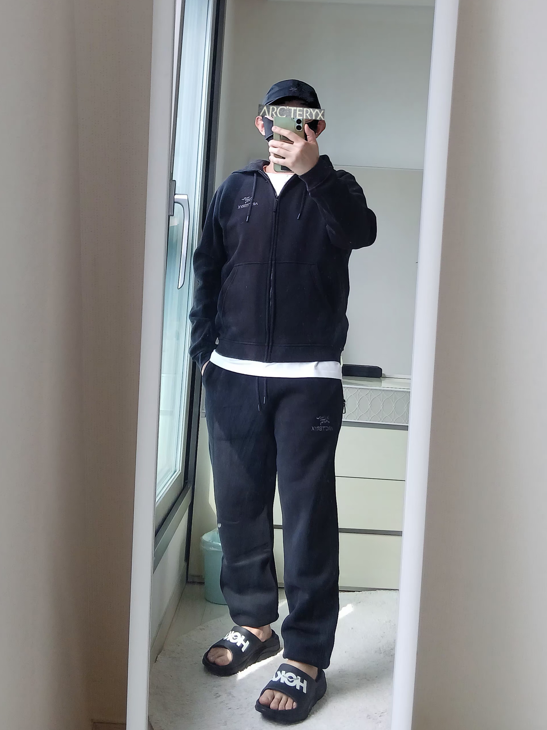 Arc'teryx Emblem Fleece Full-Zip Hoody Black, Arc'teryx Emblem Fleece Jogger Pants Black 착용 스타일 - 1