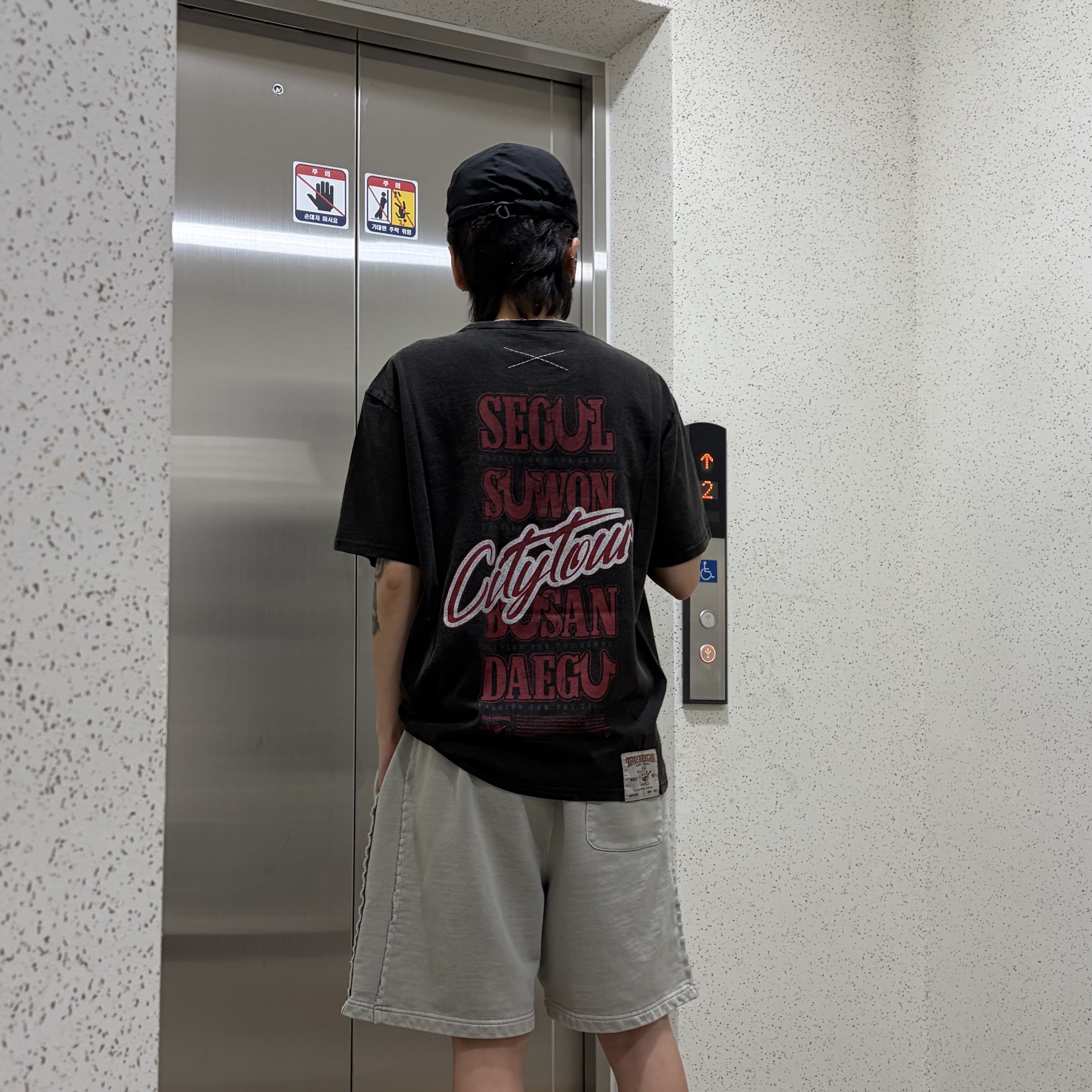 True Religion TR World Tour T-Shirt Black, Stone Island 9100011 Nylon Metal in Econyl Baseball Cap with Drawcord Compass Embroidery Black 착용 스타일 - 2