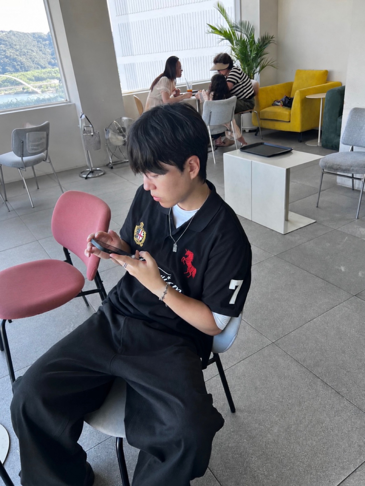 Flavorism Red Horse Pique Shirt Black 착용 스타일 - 4