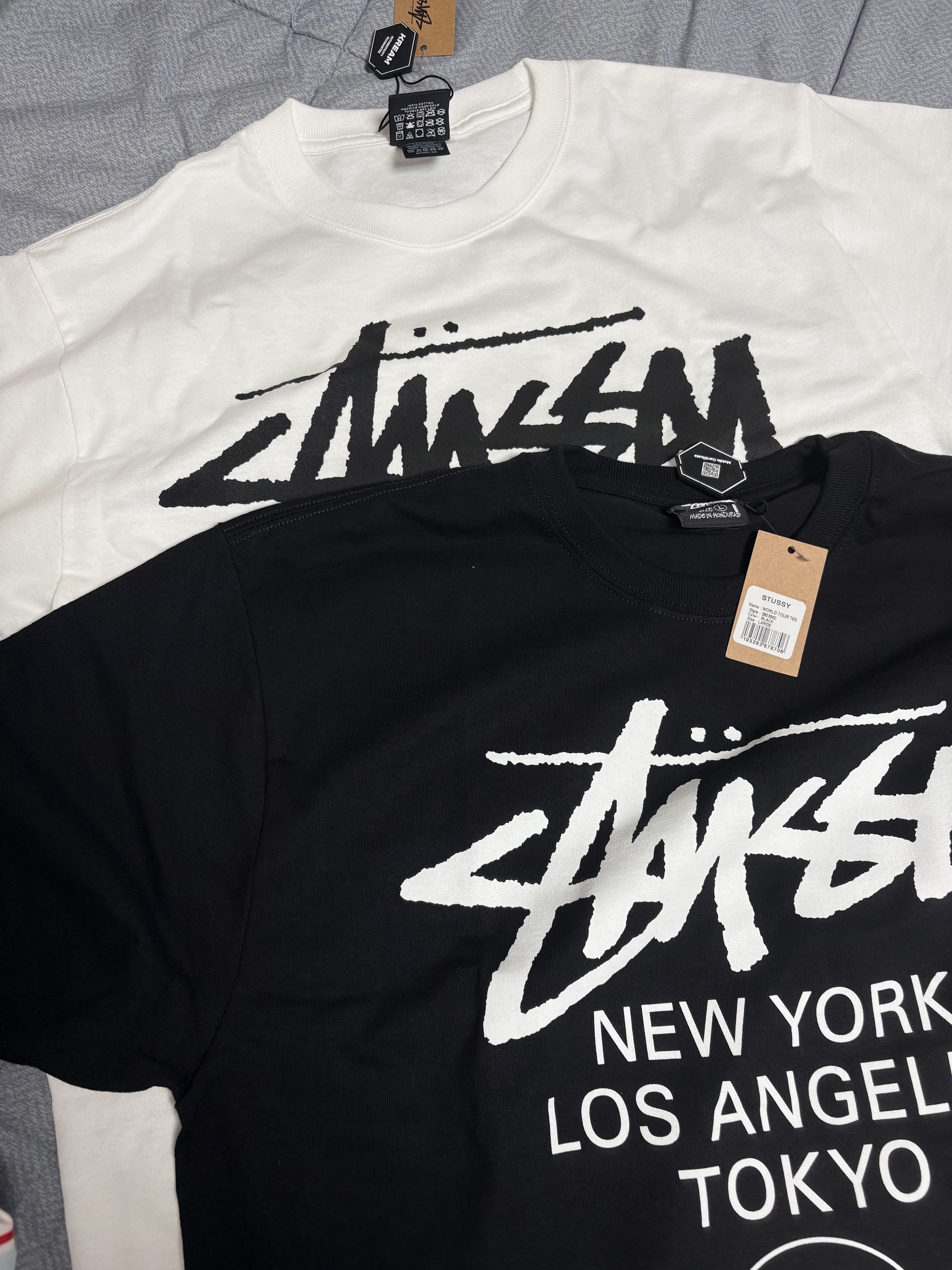 Stussy World Tour T-Shirt White, Stussy World Tour T-Shirt Black 착용 스타일 - 1