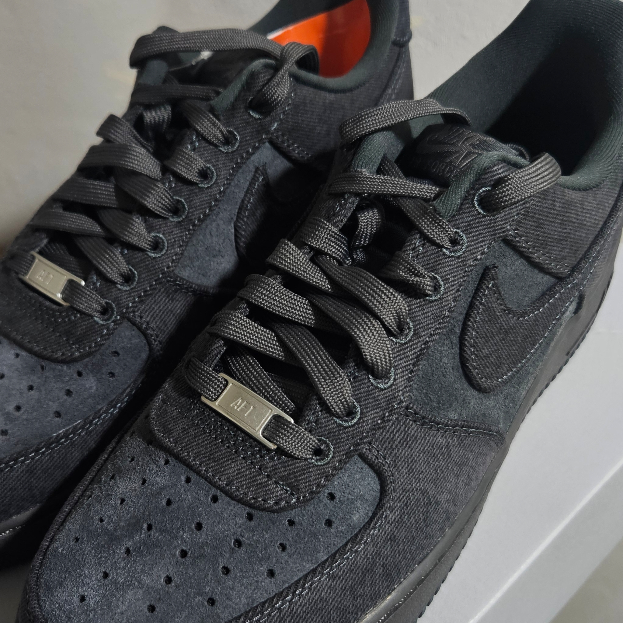 Nike Air Force 1 '07 LV8 Denim Anthracite Medium Ash 착용 스타일 - 2