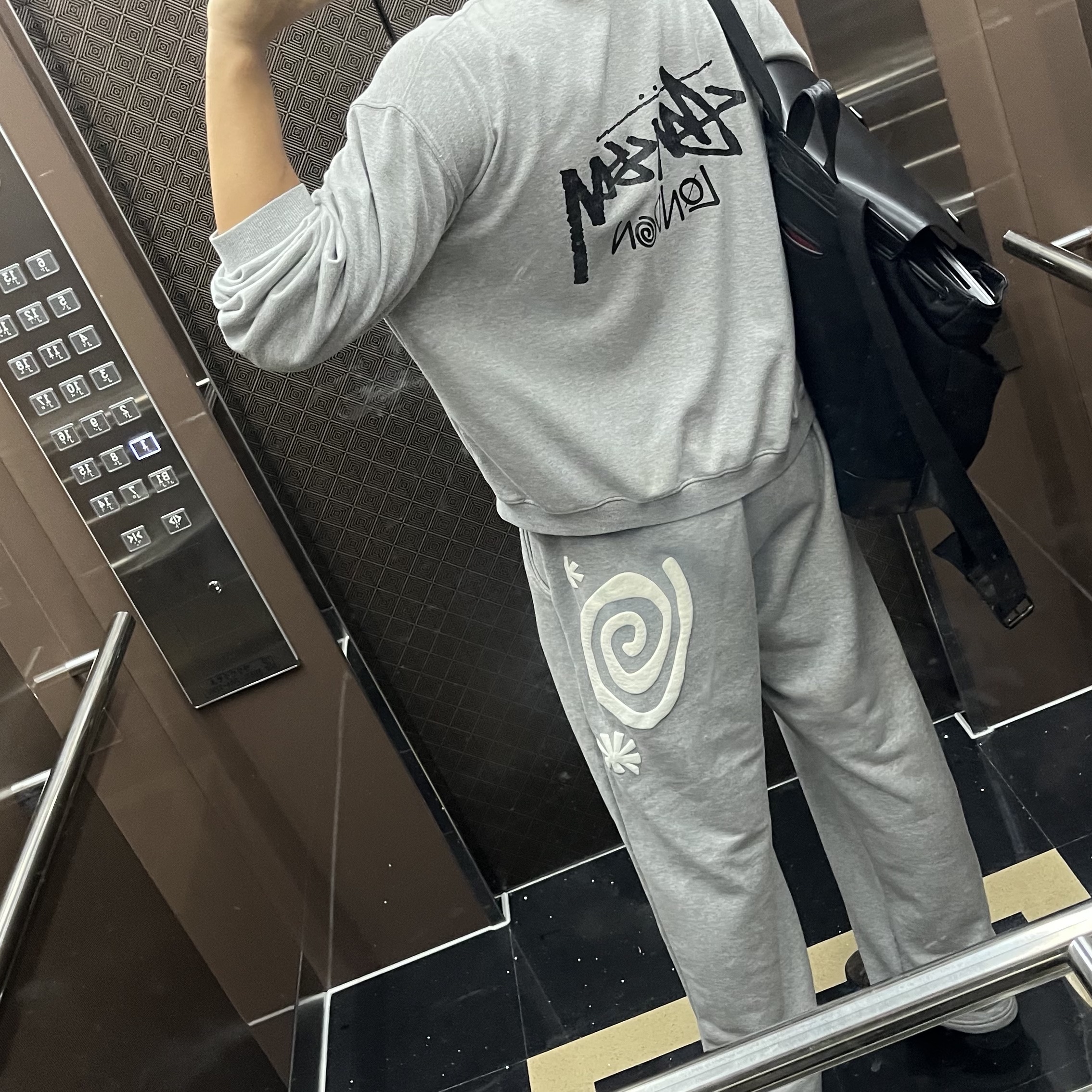 AMOU Molly One Tuck Sweat Pants Gray 착용 스타일