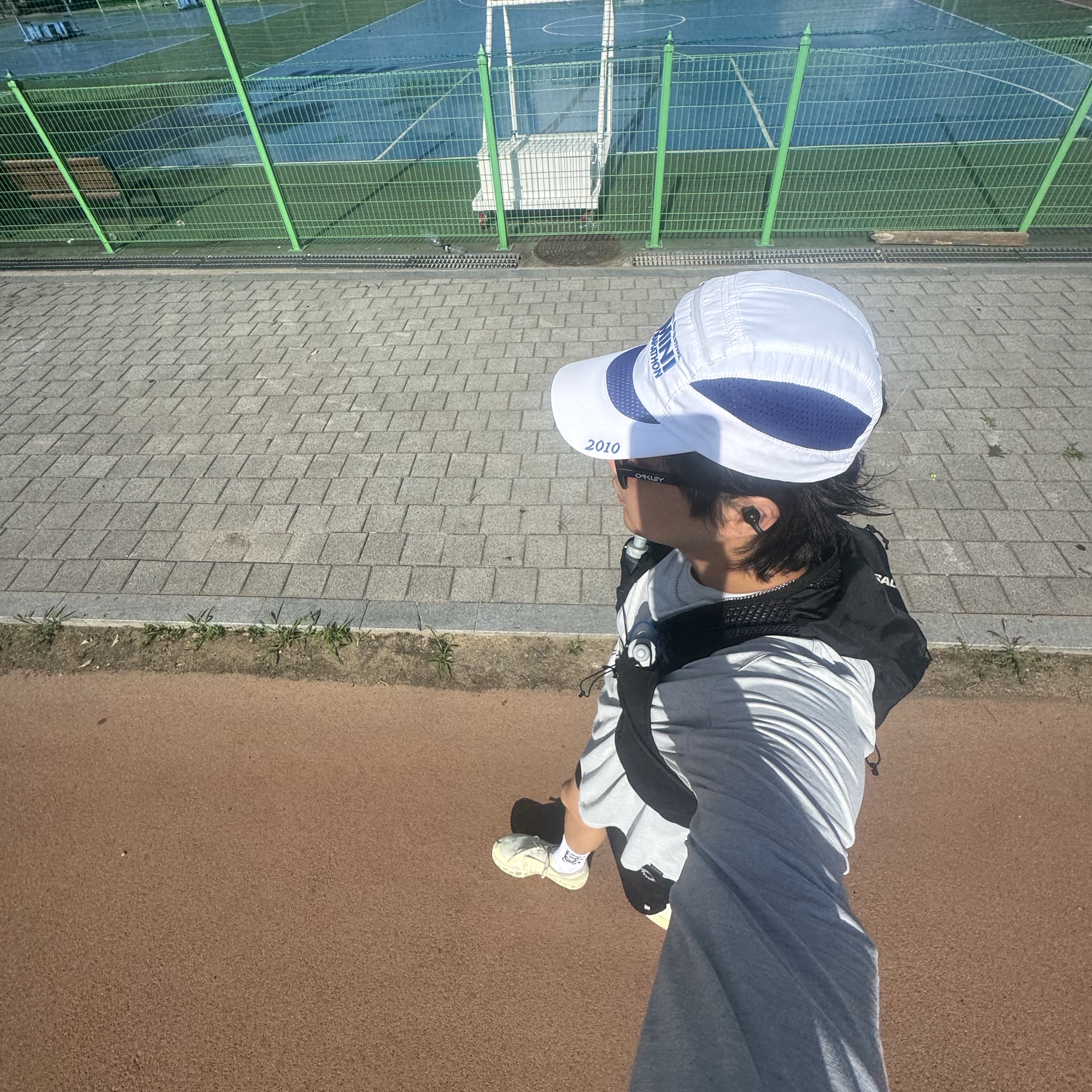 On Running x Post Archive Faction (Paf) Cloudmonster 2 Seedling White, Salomon Active Skin 8 Set Black Metal 착용 스타일