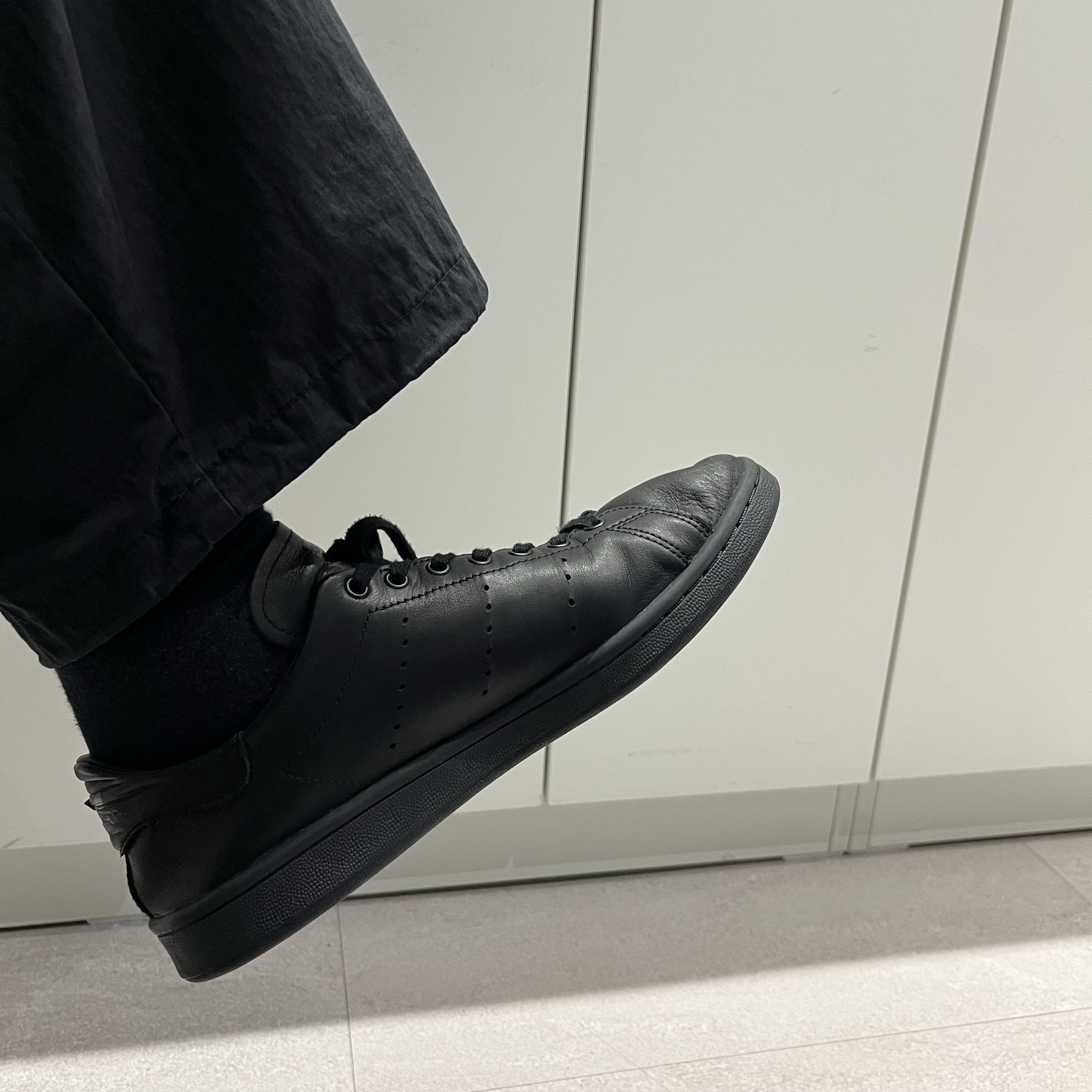 Adidas Stan Smith Decon Core Black 착용 스타일 - 2