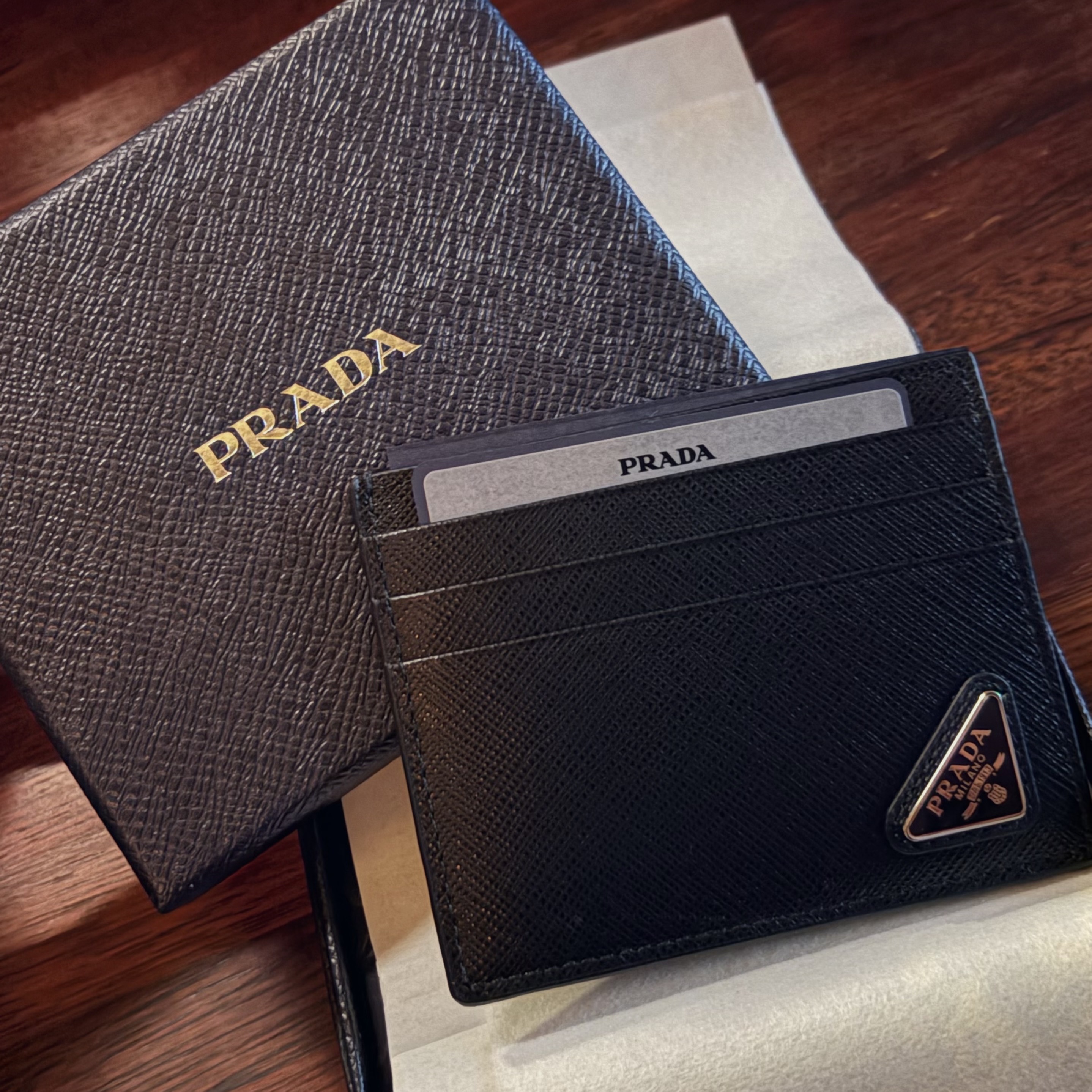 Prada Saffiano Leather Card Holder Black 착용 스타일