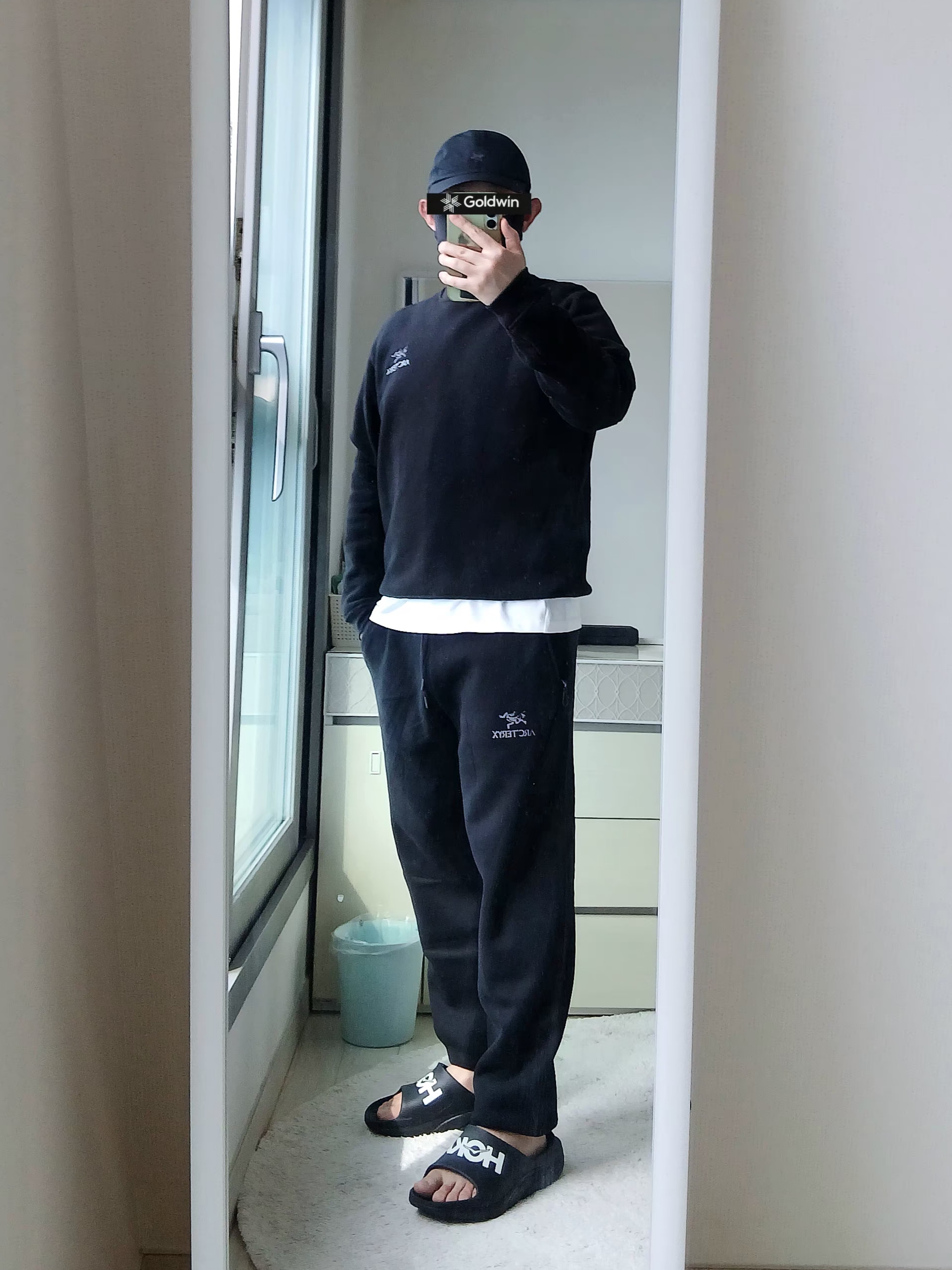 Arc'teryx Emblem Fleece Crew Neck Pullover Black, Arc'teryx Emblem Fleece Jogger Pants Black 착용 스타일 - 5