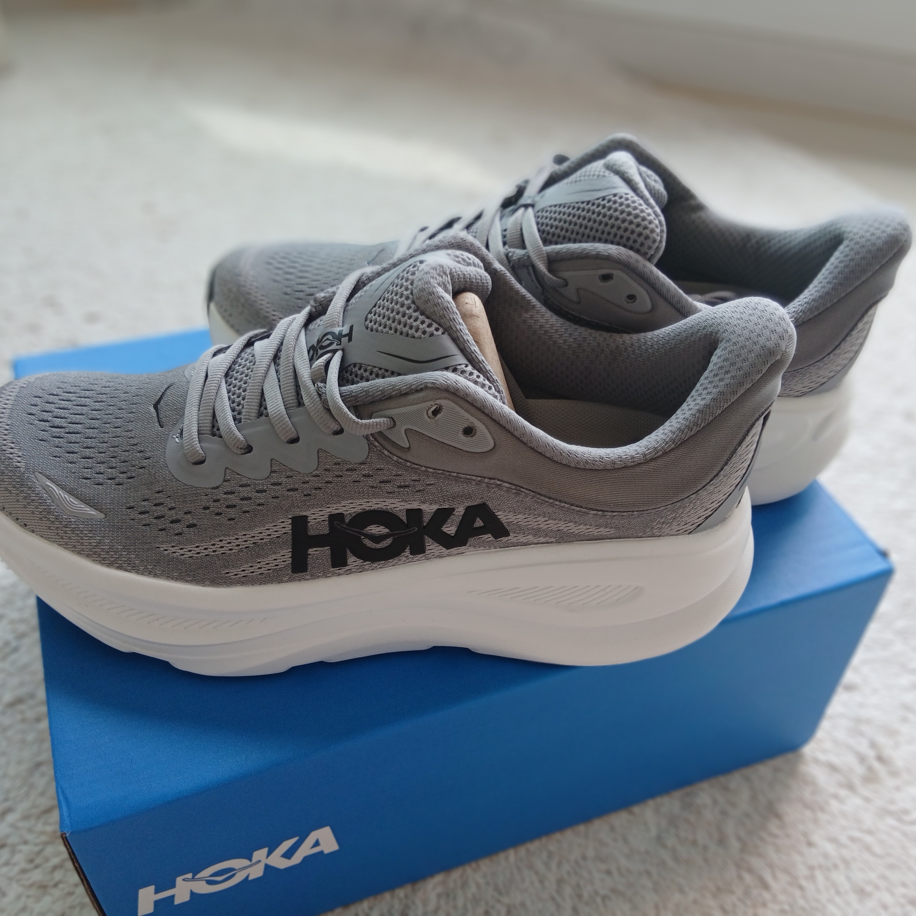 Hoka Bondi 9 Galactic Grey Stellar Grey - Regular, Hoka Bondi 9 Galactic Grey - Wide 착용 스타일 - 2