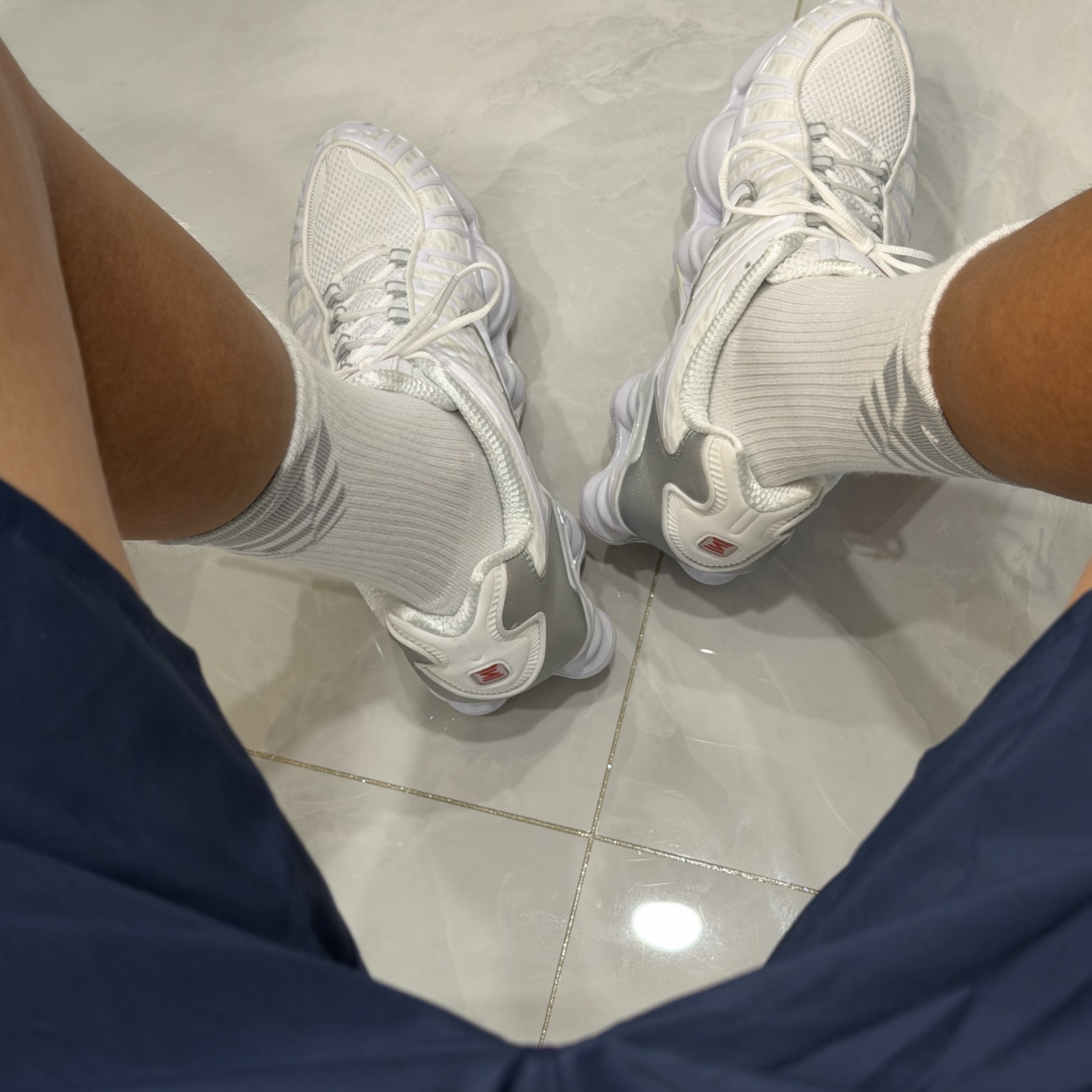 Nike Shox TL Metallic Silver 착용 스타일
