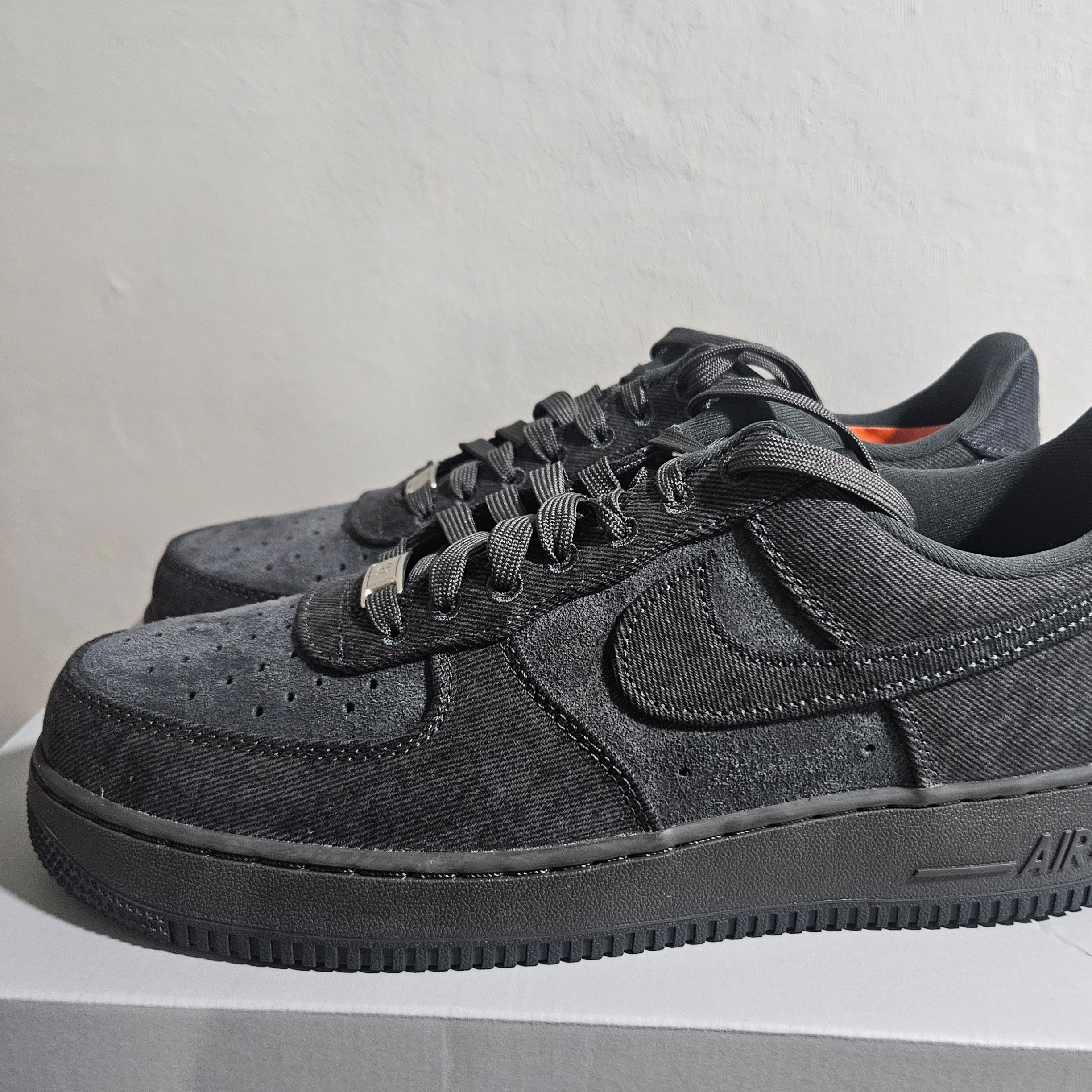 Nike Air Force 1 '07 LV8 Denim Anthracite Medium Ash 착용 스타일 - 1