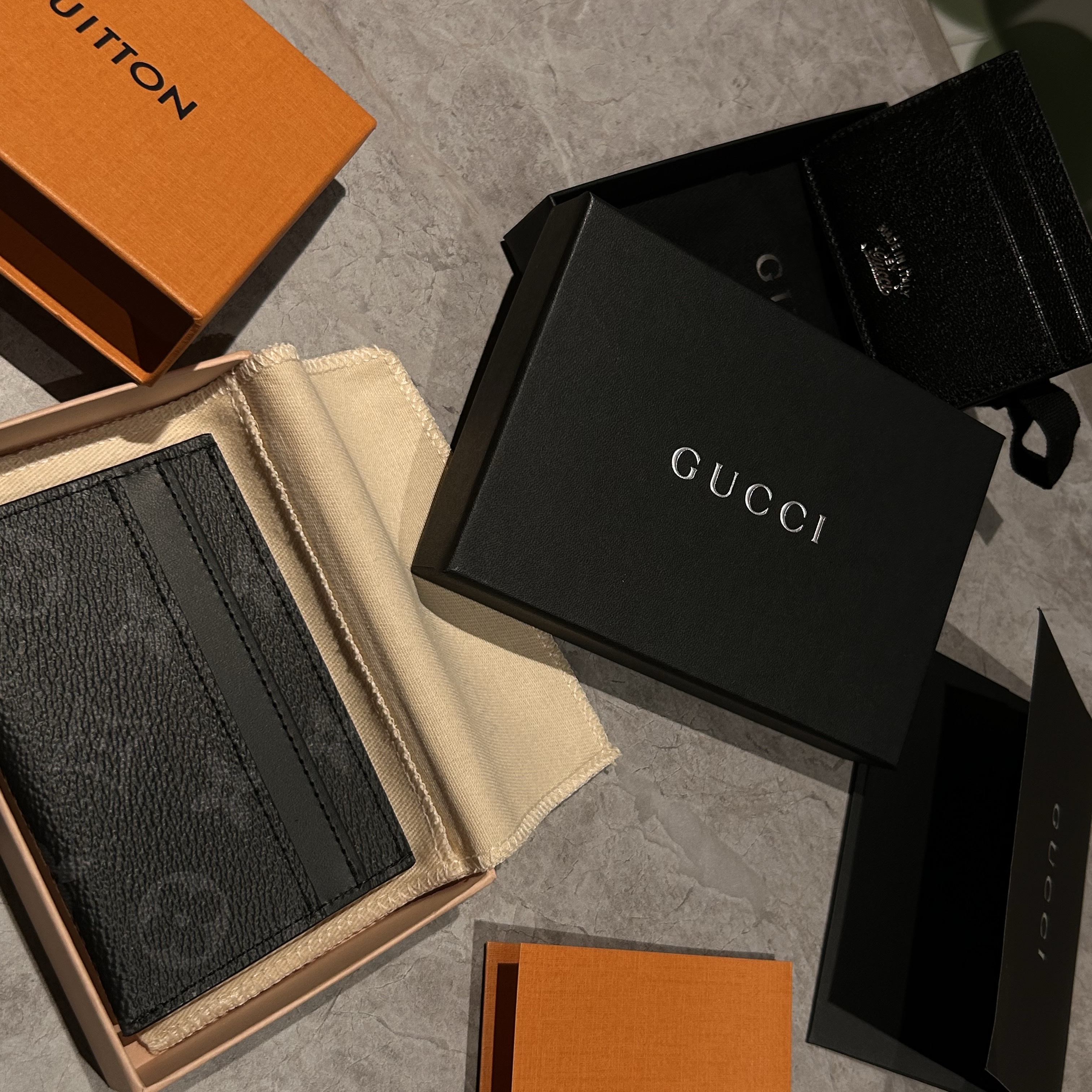 Louis Vuitton Double Card Holder Monogram Eclipse 착용 스타일