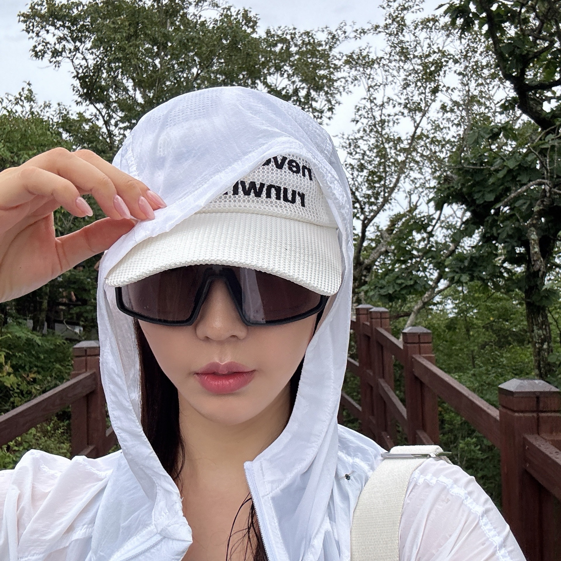 [KREAM 단독] runwhither Mesh Cap Ivory 착용 스타일 - 1