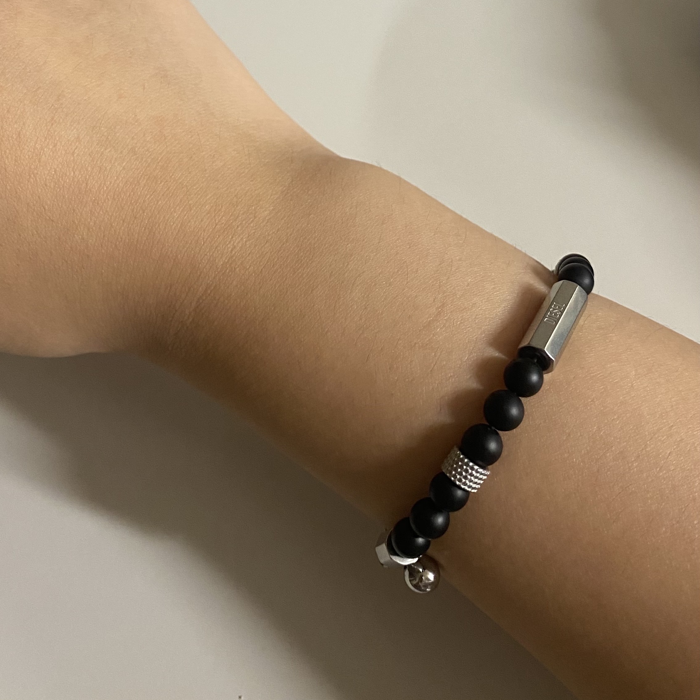 Diesel Dx1151 Beaded Agate Bracelet Black Silver 착용 스타일 - 2