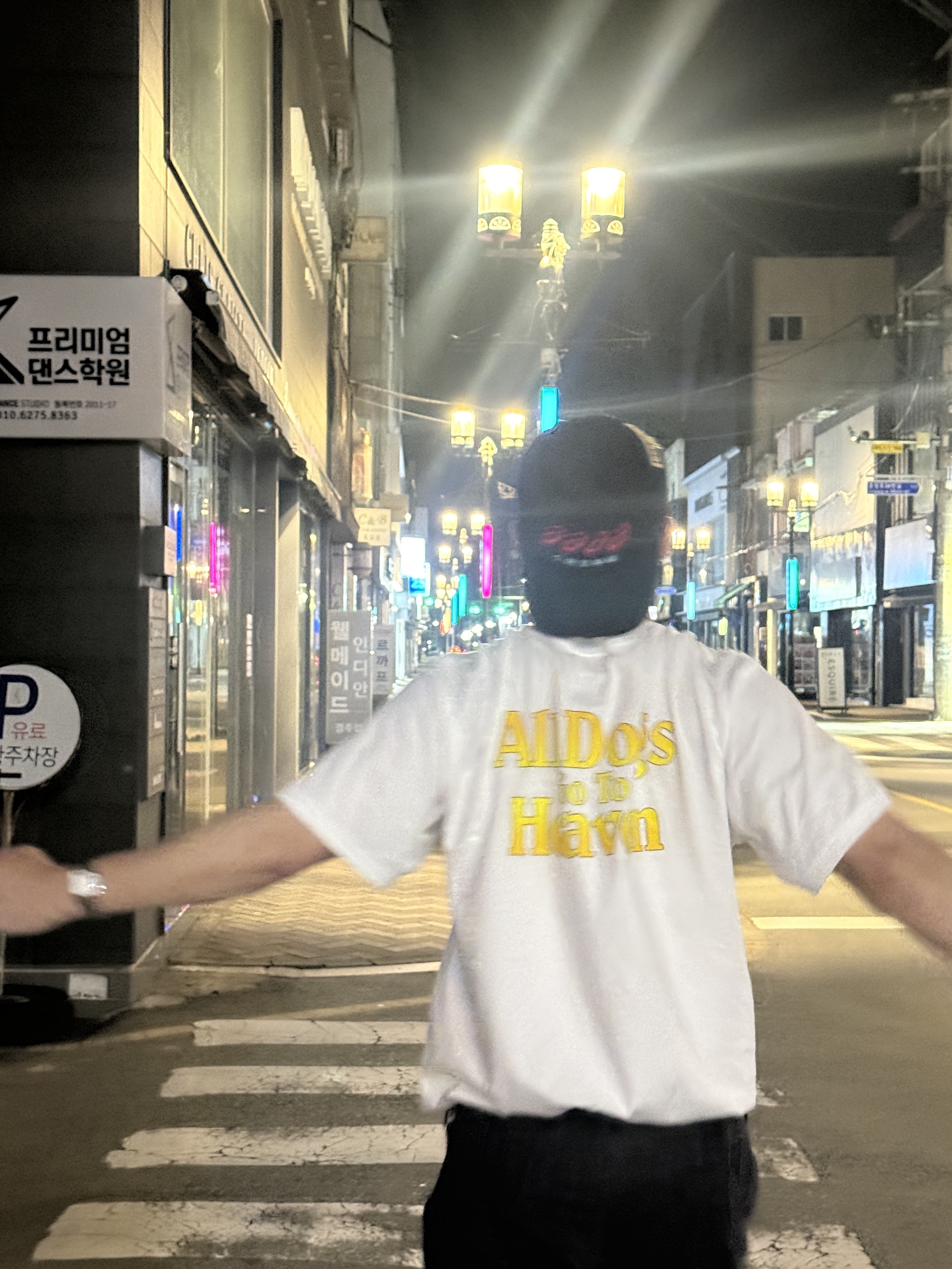 Supreme All Dogs Go To Heaven T-Shirt White - 25FW, Nike x Bode Astrograbber SP Black and Coconut Milk 착용 스타일 - 3