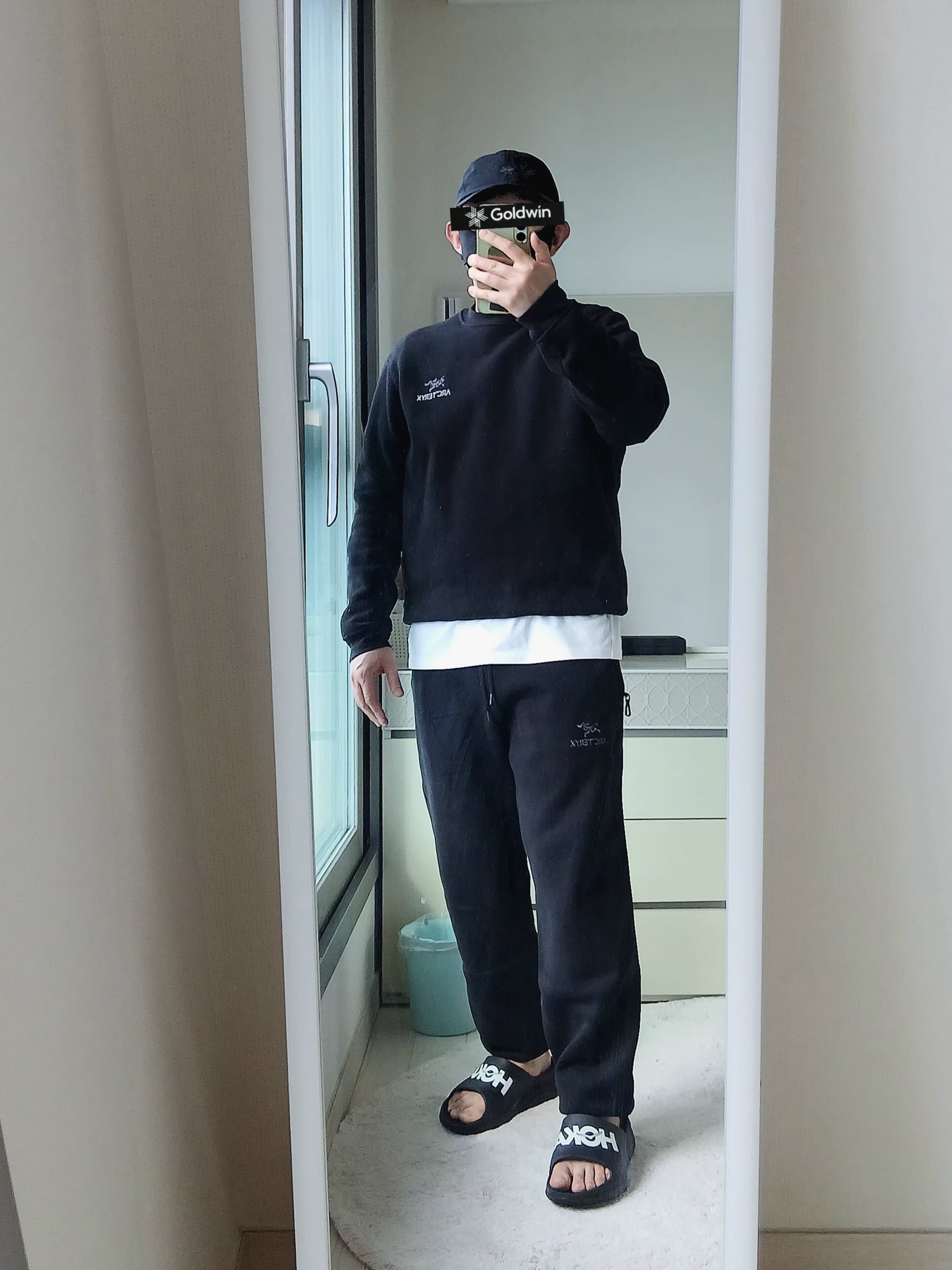 Arc'teryx Emblem Fleece Crew Neck Pullover Black, Arc'teryx Emblem Fleece Jogger Pants Black 착용 스타일 - 1