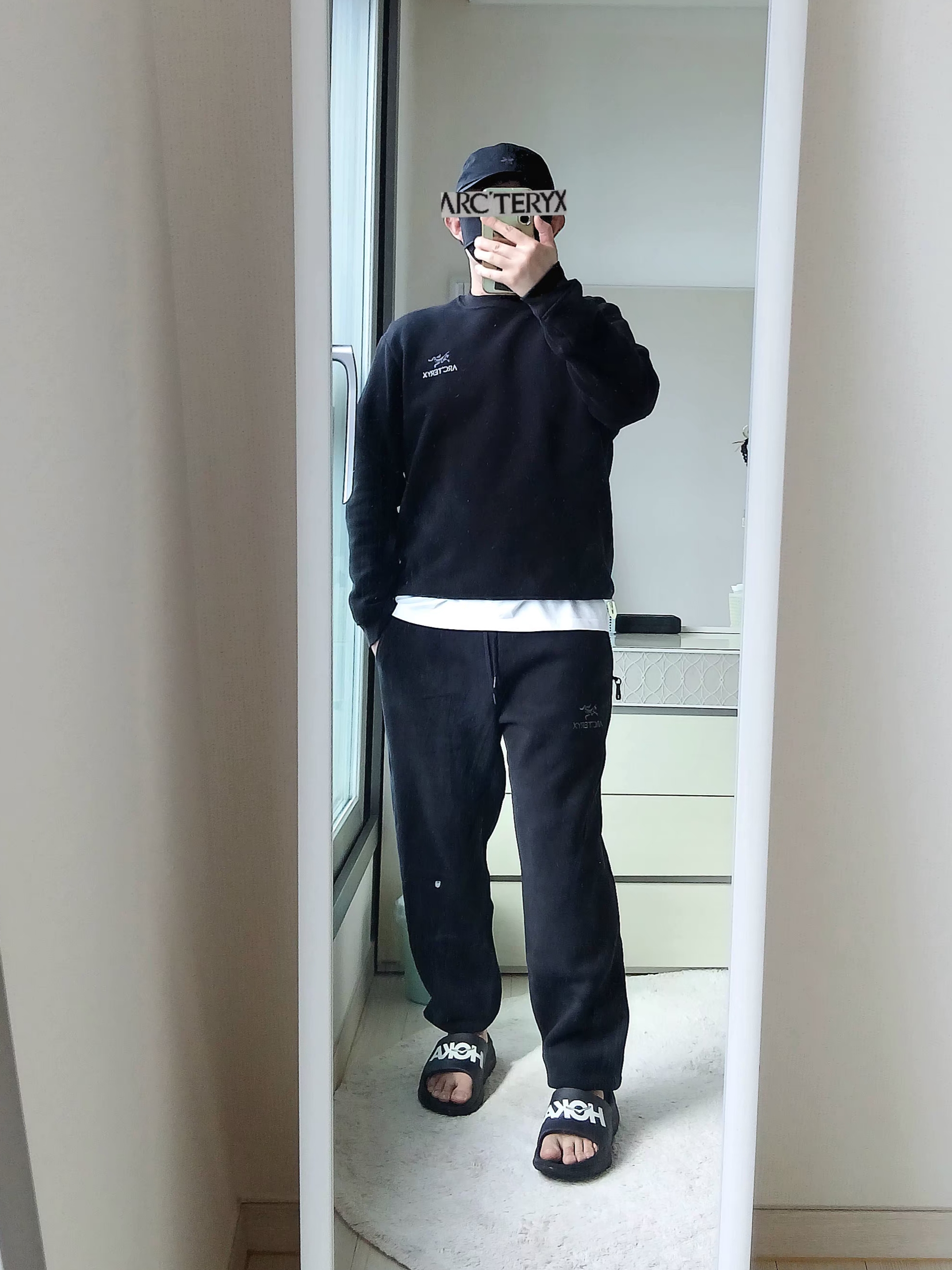 Arc'teryx Emblem Fleece Crew Neck Pullover Black, Arc'teryx Emblem Fleece Jogger Pants Black 착용 스타일 - 7