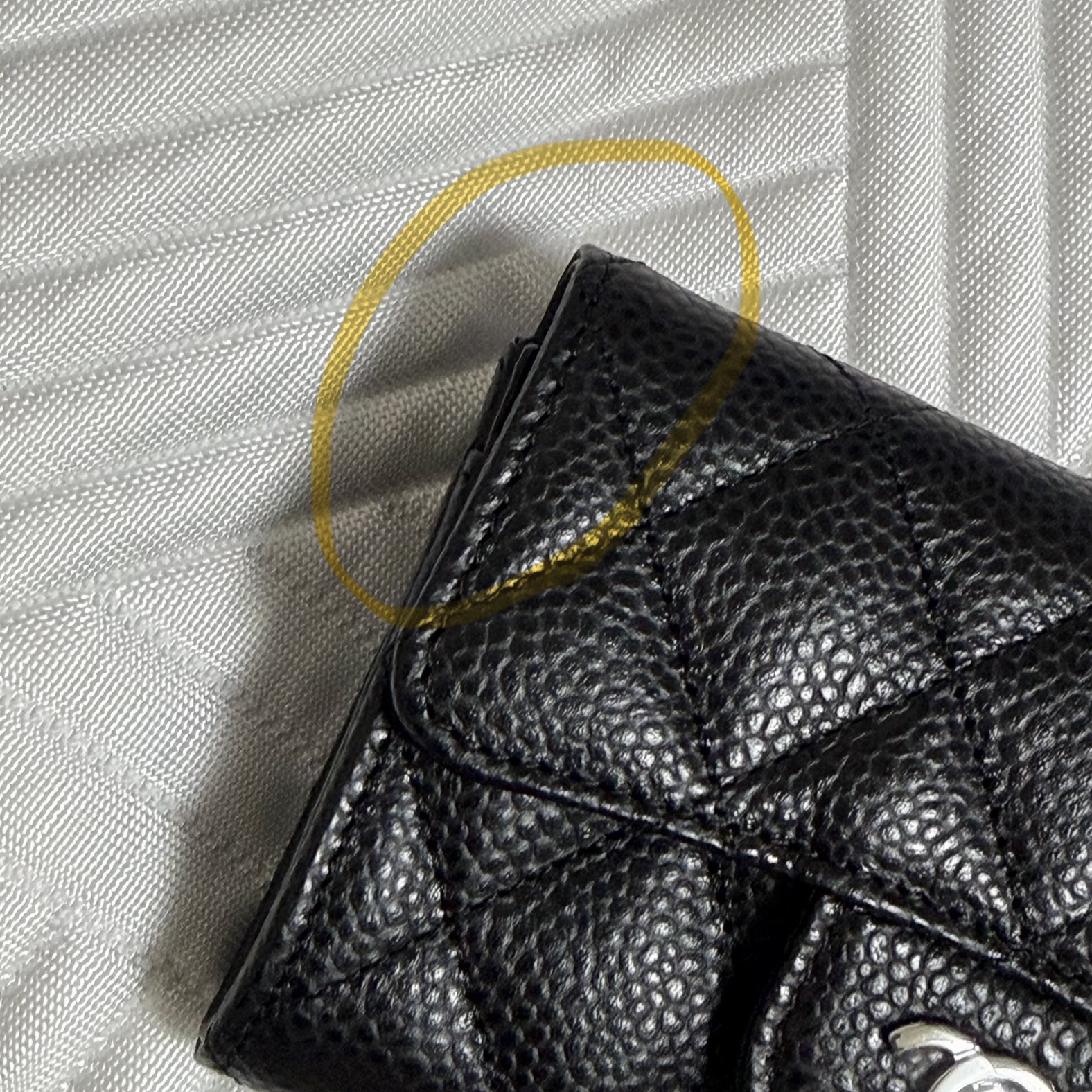 Chanel Classic Card Holder Grained Calfskin & Silver Black 착용 스타일