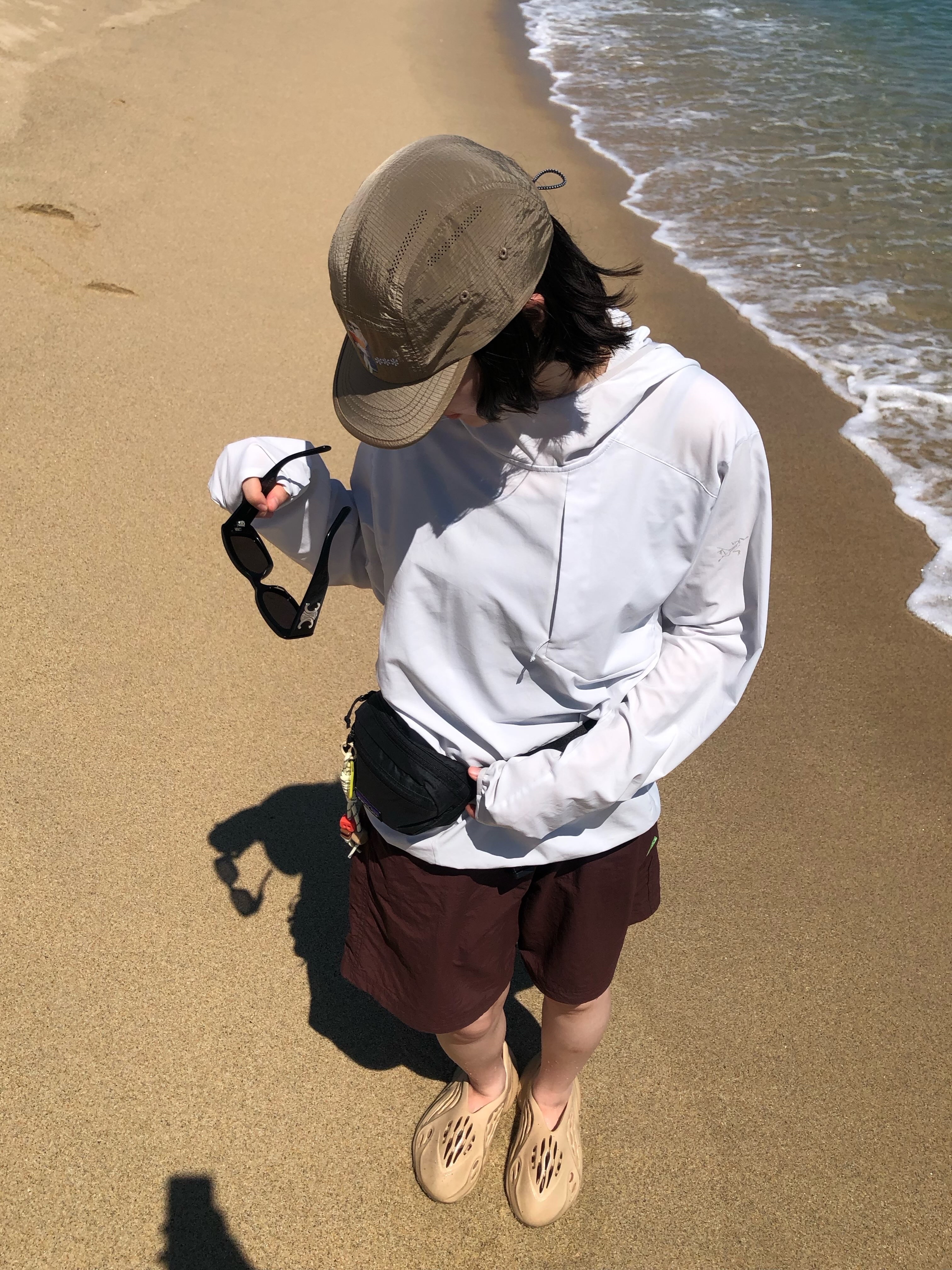 Patagonia Terravia Mini Hip Pack Black, (W) Celine Triomphe XL 01 Sunglasses in Acetate Black 착용 스타일 - 3