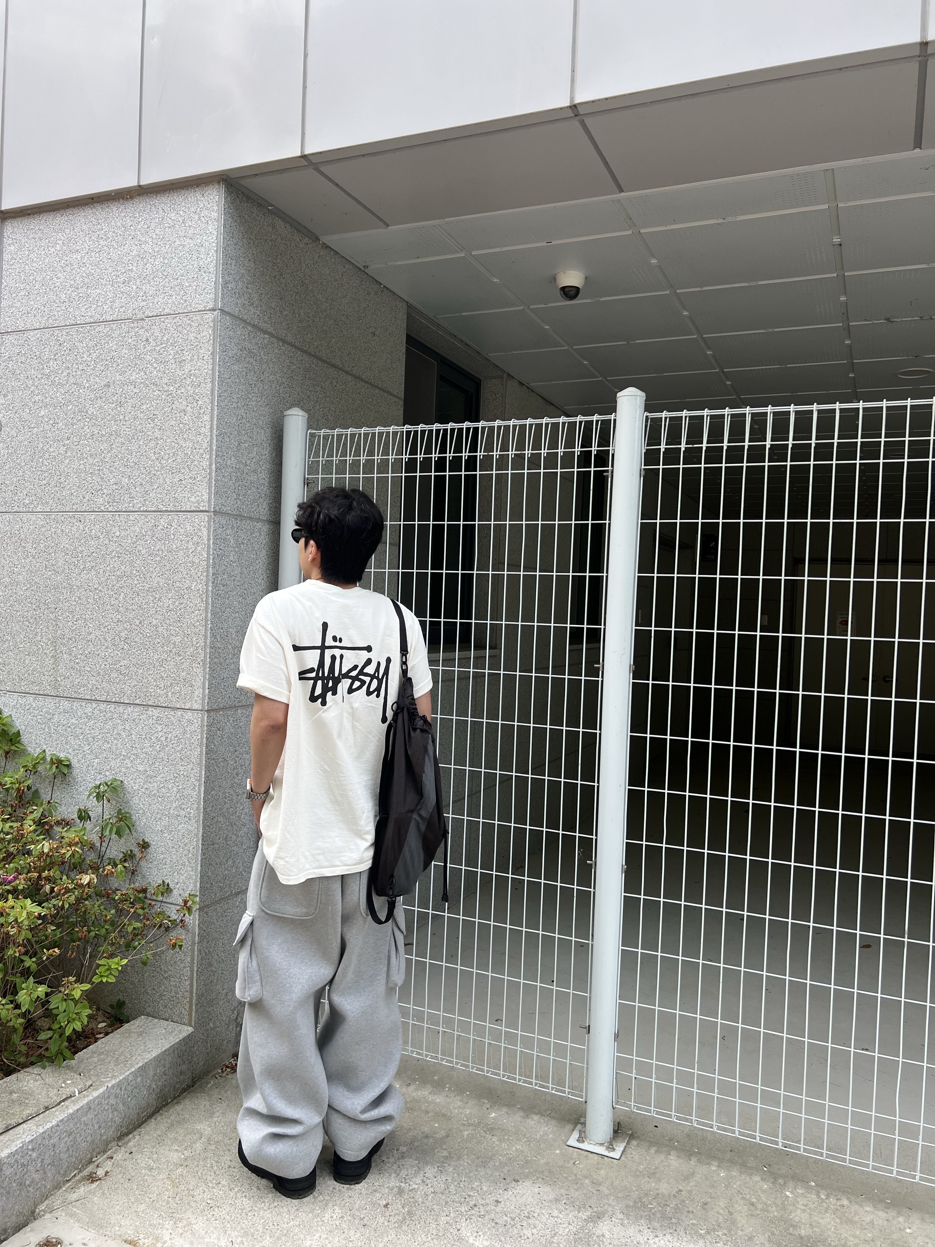 MJD X KOIN SEOUL Wide Cargo Sweat Pants, Stussy Basic Stussy T-Shirt White 착용 스타일 - 3