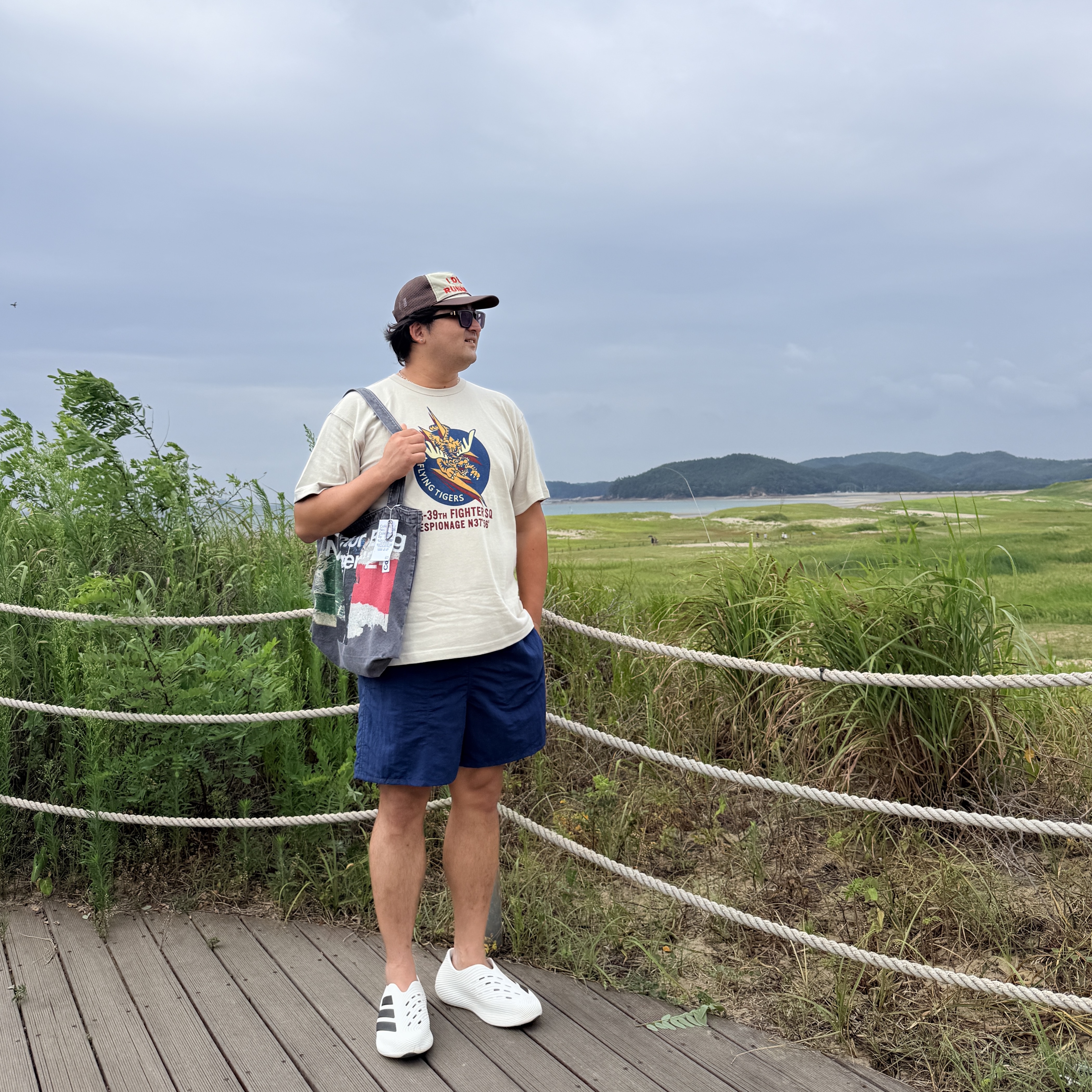 Alex Zono I Dig Running Trucker Hat OG Brown, Patagonia Baggies Shorts 5 Inch Touring Red 착용 스타일 - 4
