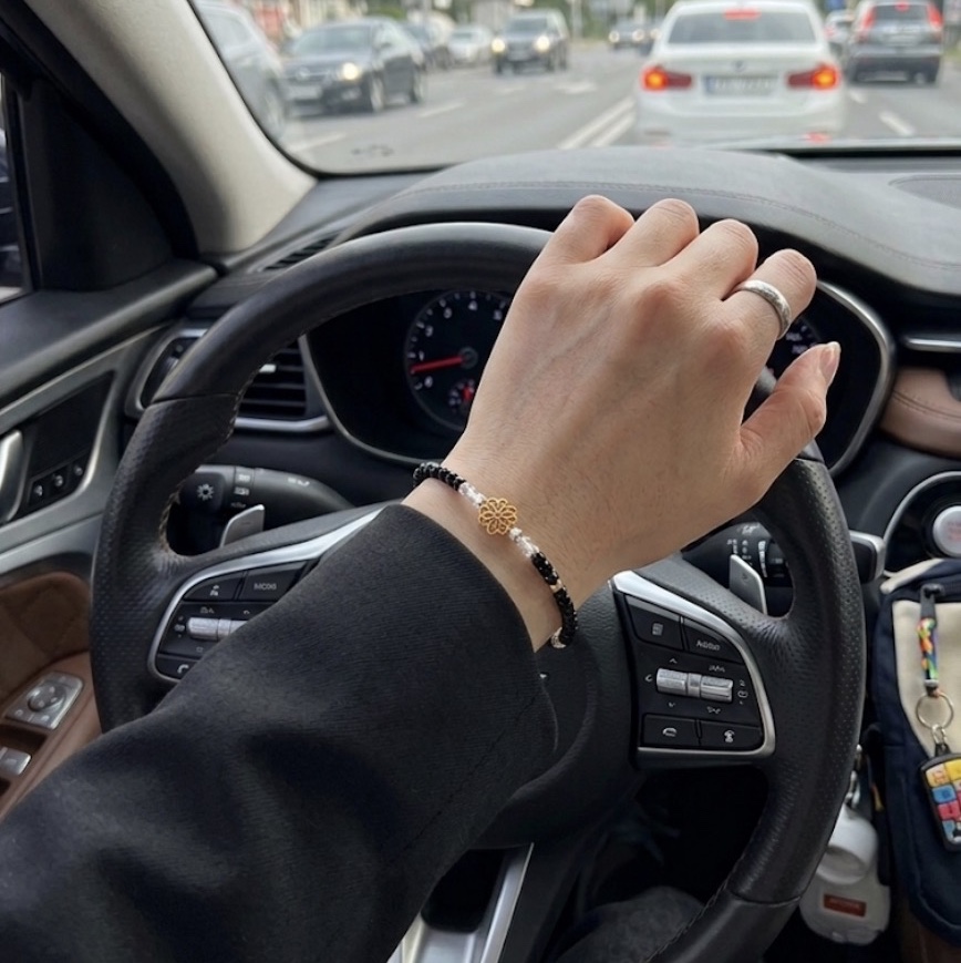 ÉLORLYFE x Royal 44 Avant-Garde Beads Bracelet 착용 스타일