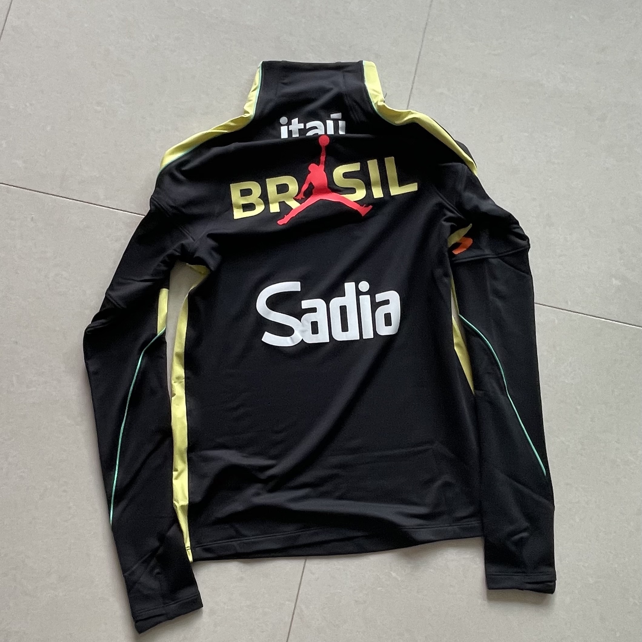 Jordan x CBF Brazil Strike Jordan Dri-FIT Soccer Knit Drill Top Black Yellow Pulse Infrared 23 착용 스타일 - 2