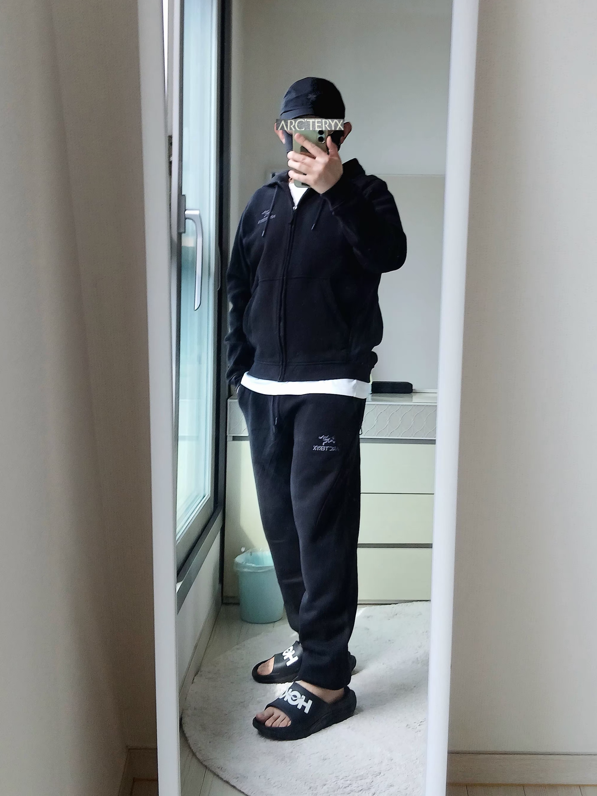 Arc'teryx Emblem Fleece Full-Zip Hoody Black, Arc'teryx Emblem Fleece Jogger Pants Black 착용 스타일 - 6