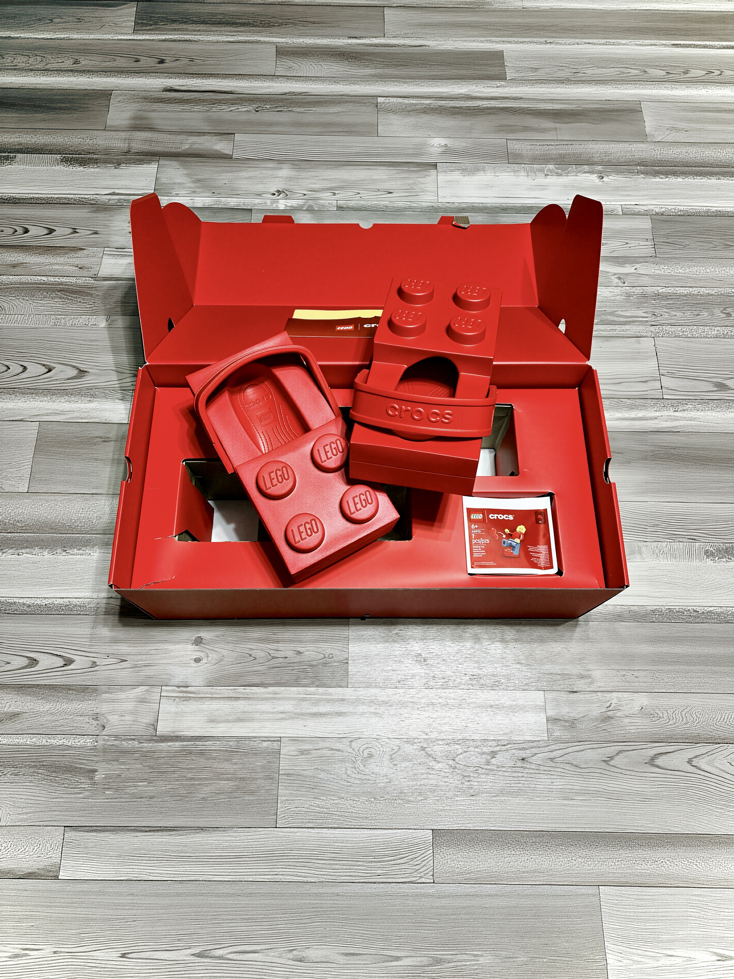 Lego x Crocs Brick Clog Bright Red 착용 스타일 - 2