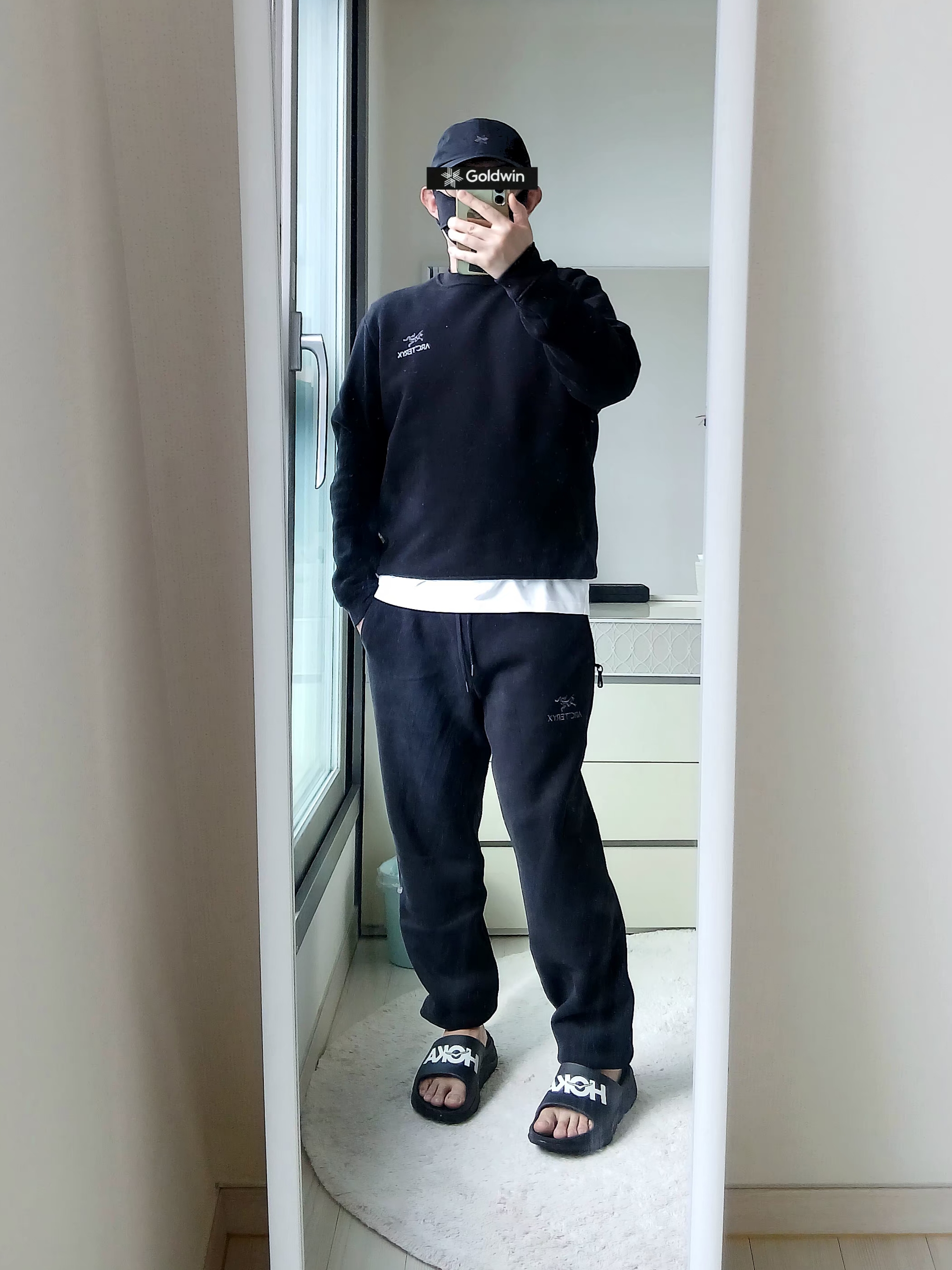 Arc'teryx Emblem Fleece Crew Neck Pullover Black, Arc'teryx Emblem Fleece Jogger Pants Black 착용 스타일 - 6