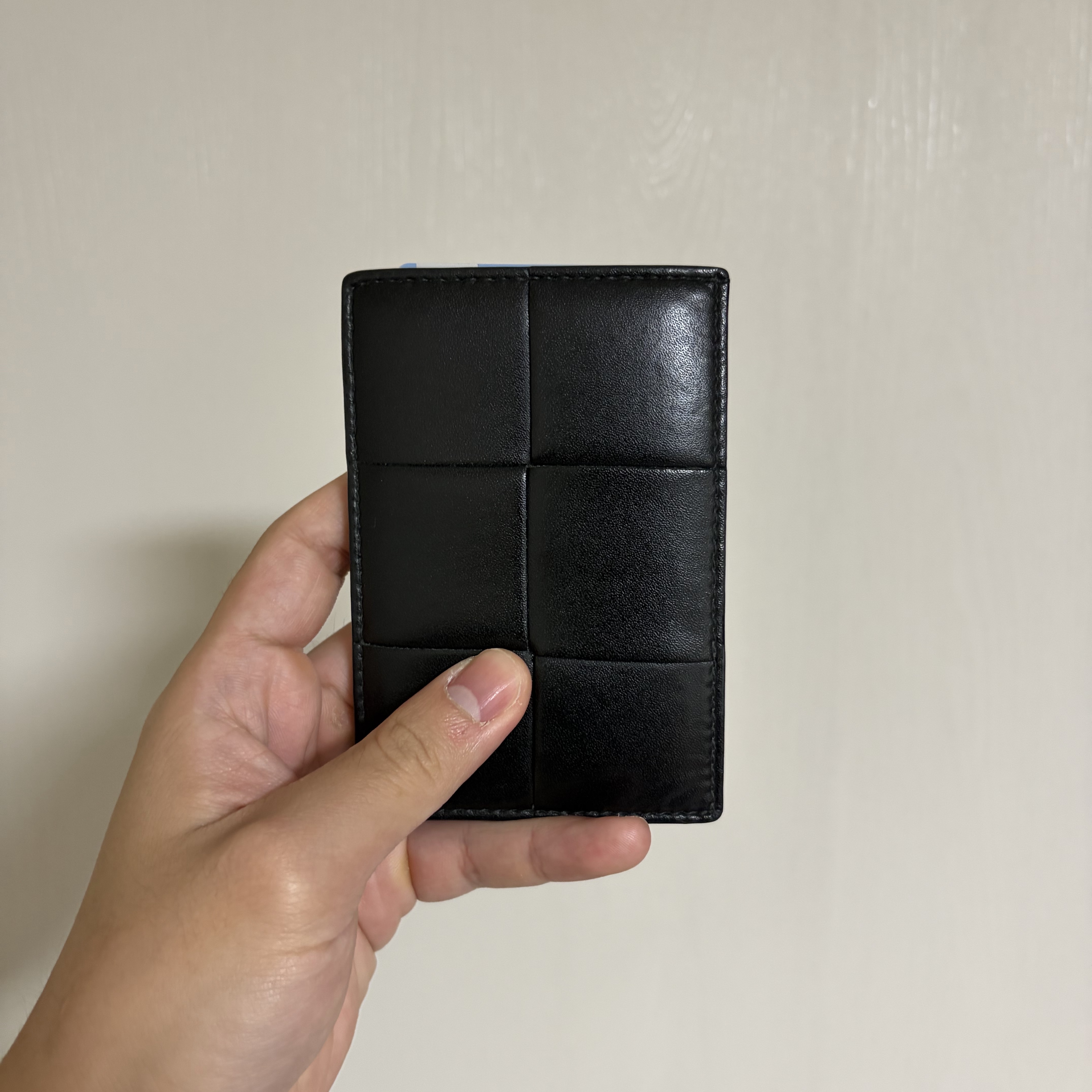 Bottega Veneta Credit Card Case Calfskin Black 착용 스타일