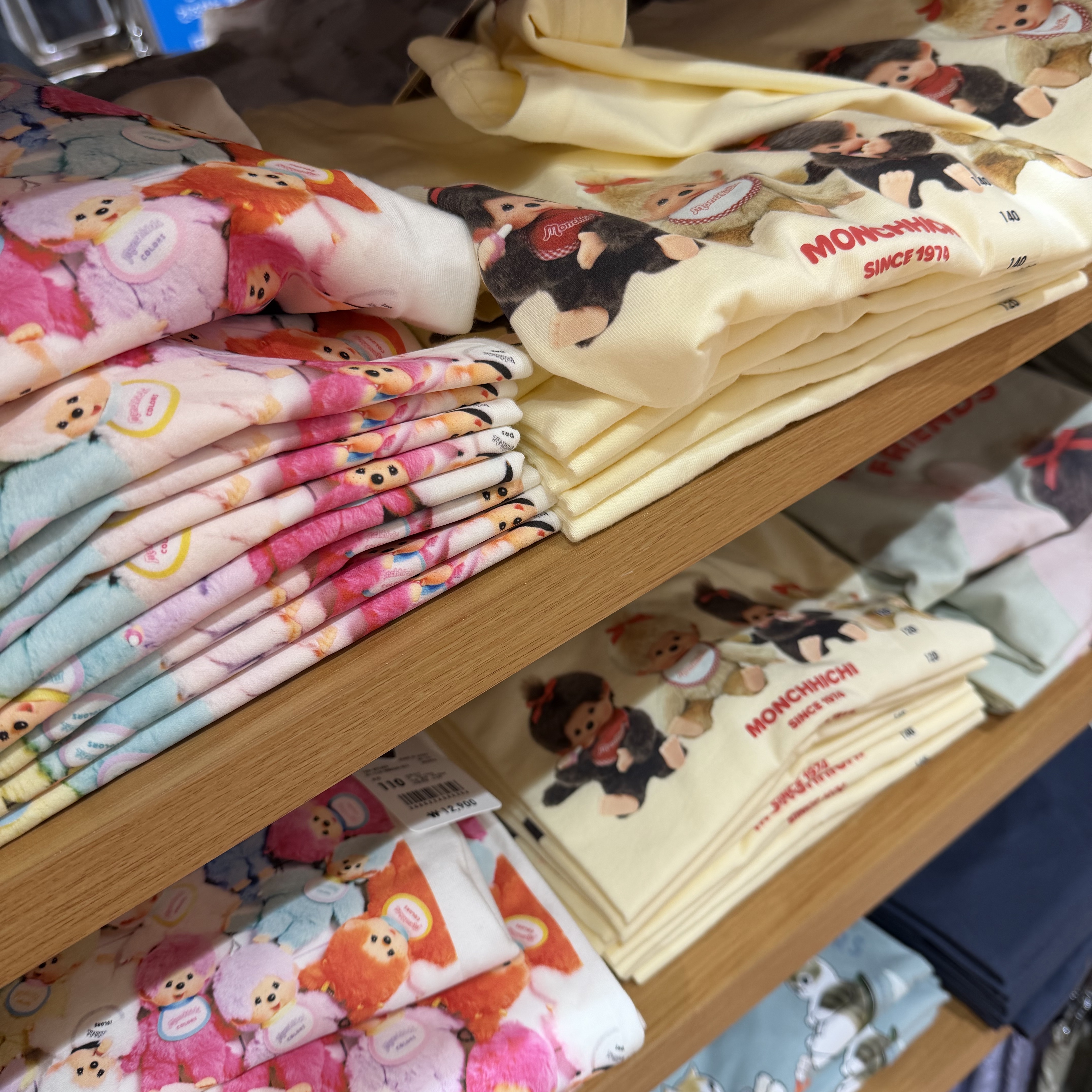 (Kids) Uniqlo UT x Monchhichi Graphic T-Shirt F Cream, (W) Uniqlo UT x Monchhichi Graphic T-Shirt E Off White 착용 스타일
